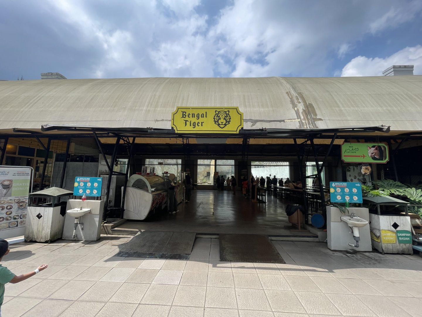 food court + bengal tiger viewing