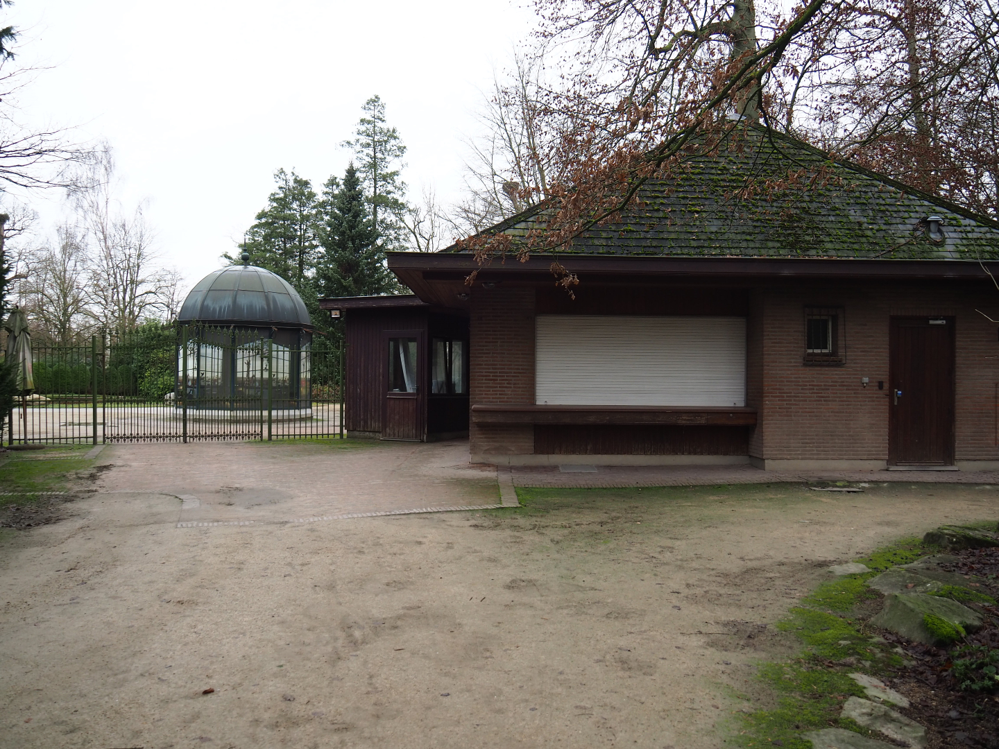 Former entrance, gift shop and members service buildings, 2020-01-11