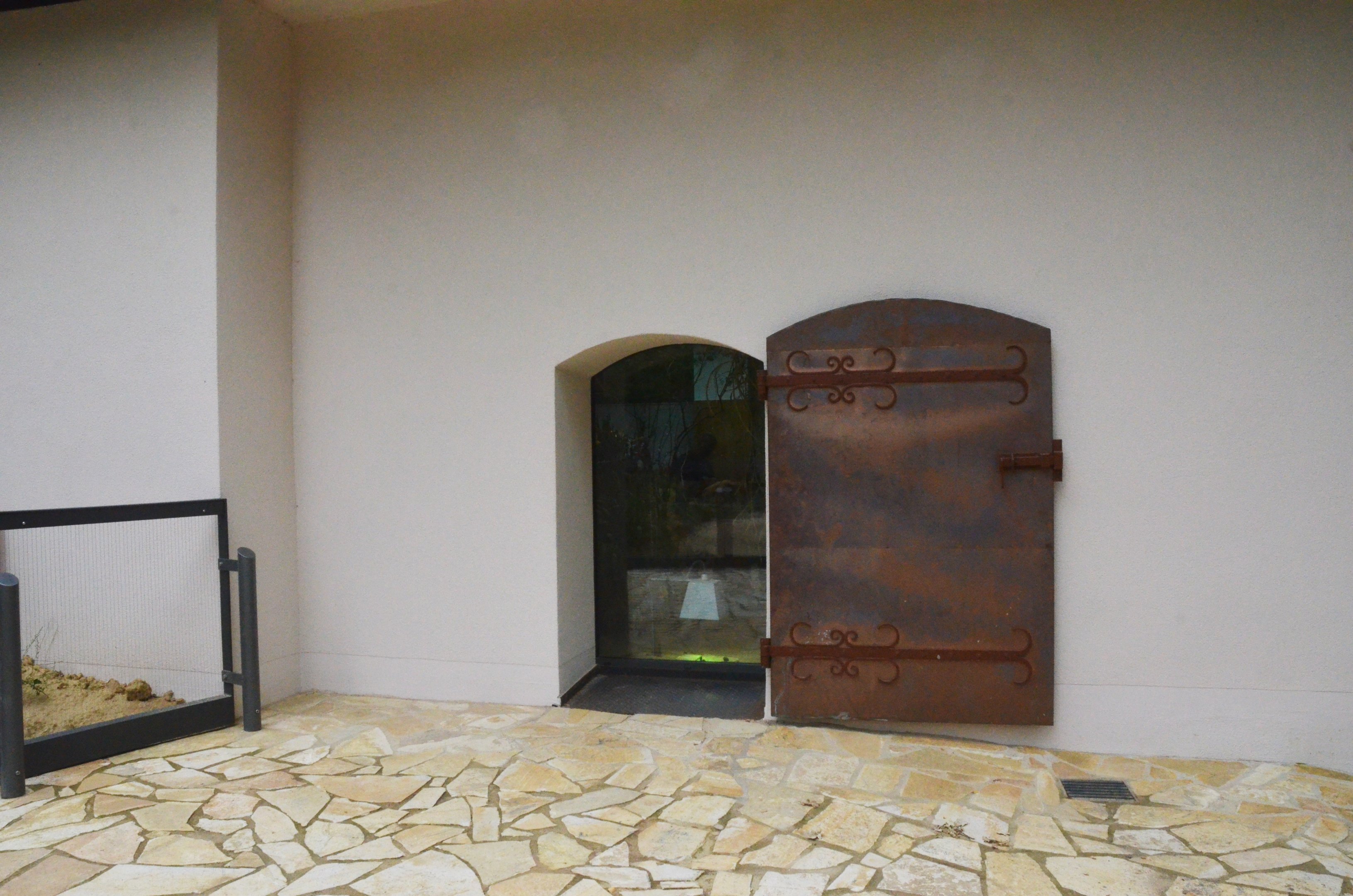 Former Hippo Door with Viewing Window -Desert House at Nuremberg, 08/09/19