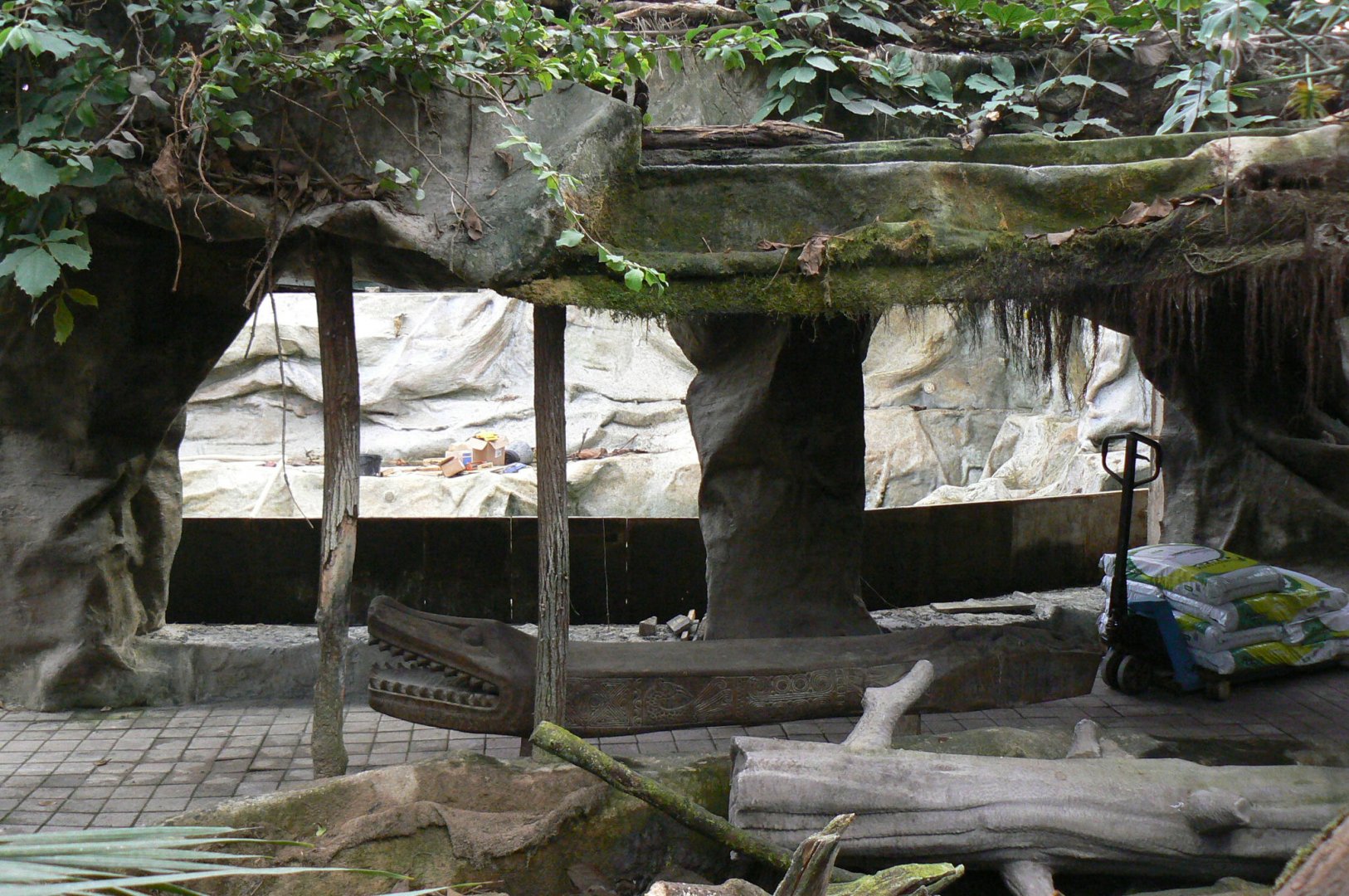 Former manatee pool in refurbishment - 2020/02/09