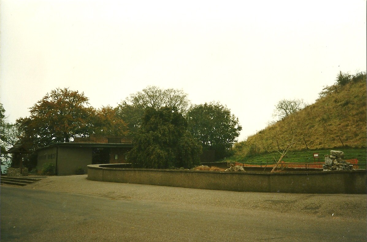 Former Reptiliary with Reptile House behind 1st November 1997