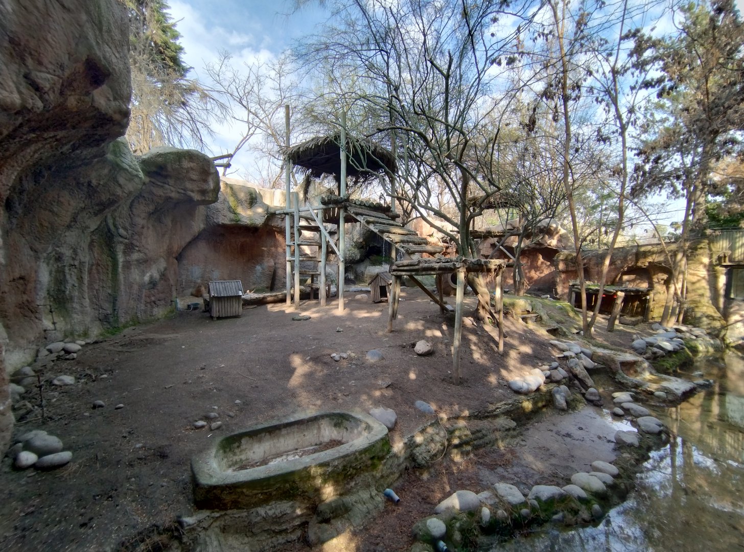 Former sun bear exhibit - Buin zoo