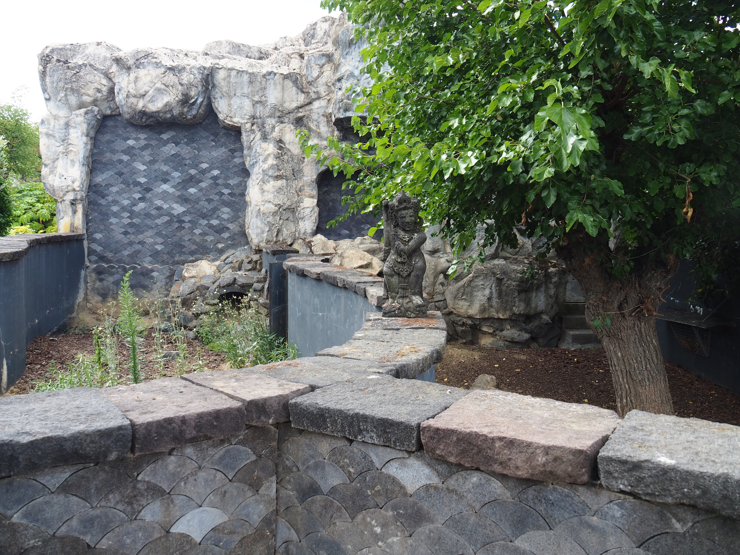 Former Tasmanian wombat exhibit, currently empty, 2020-09-02