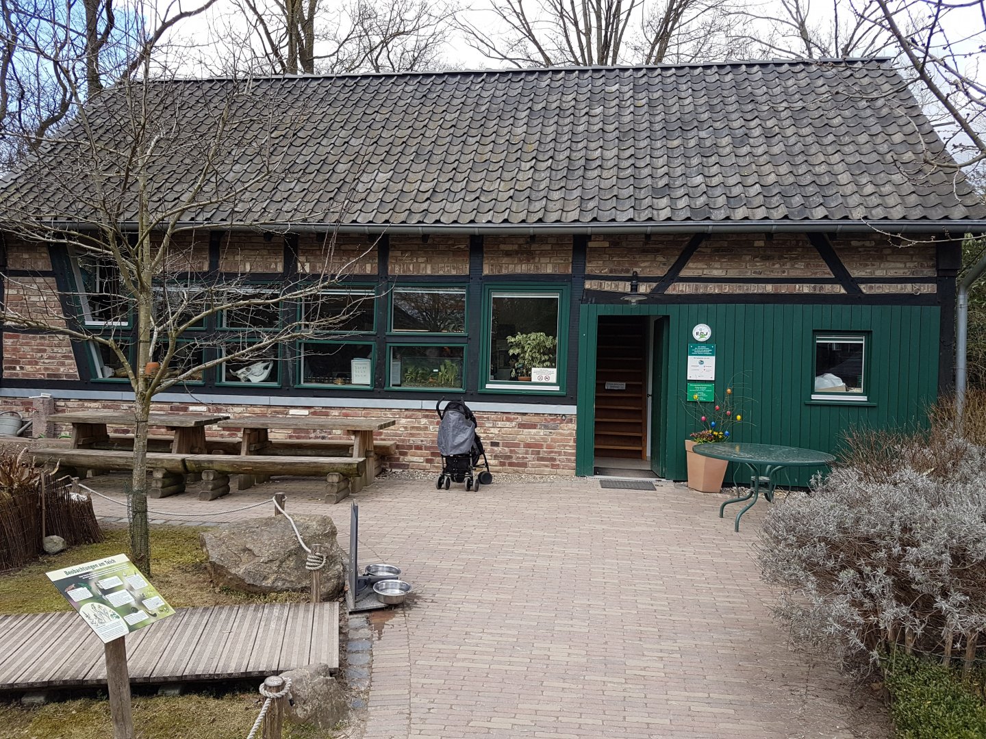 Forschungshaus ( = "Reasurch" haus )