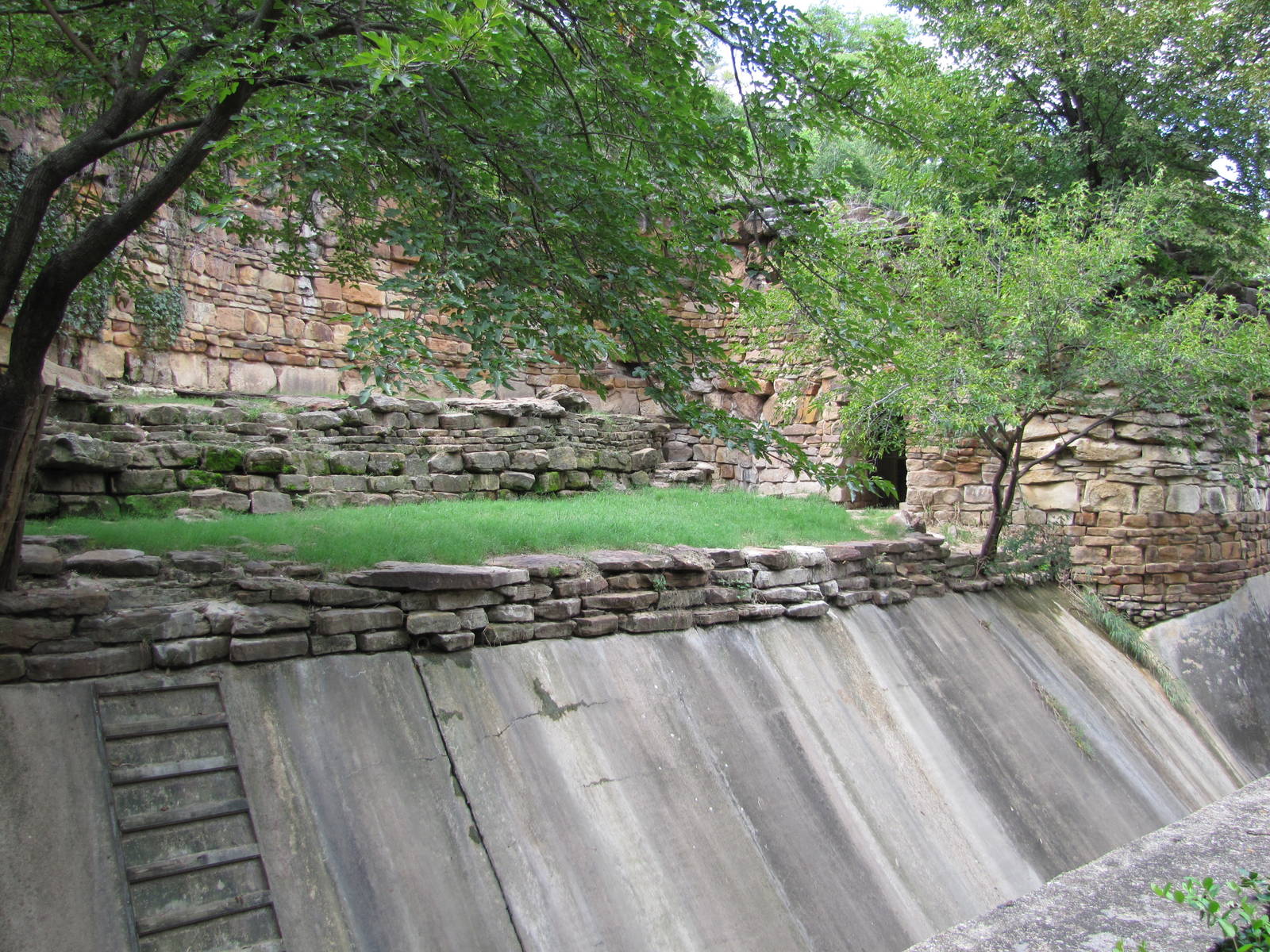 Fort Worth Zoo 2010 - Front of the second African Lion exhibit