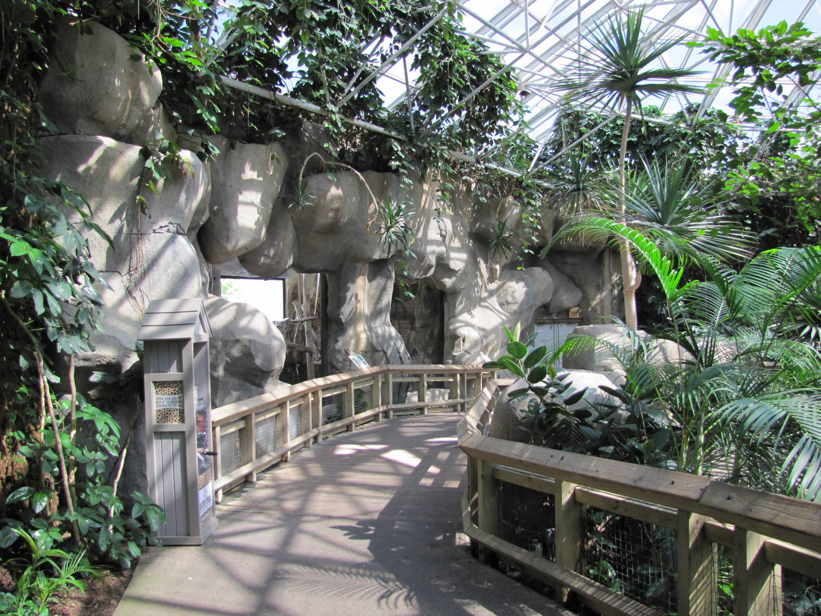 Fort Worth Zoo 2010 - General view inside World of Primates