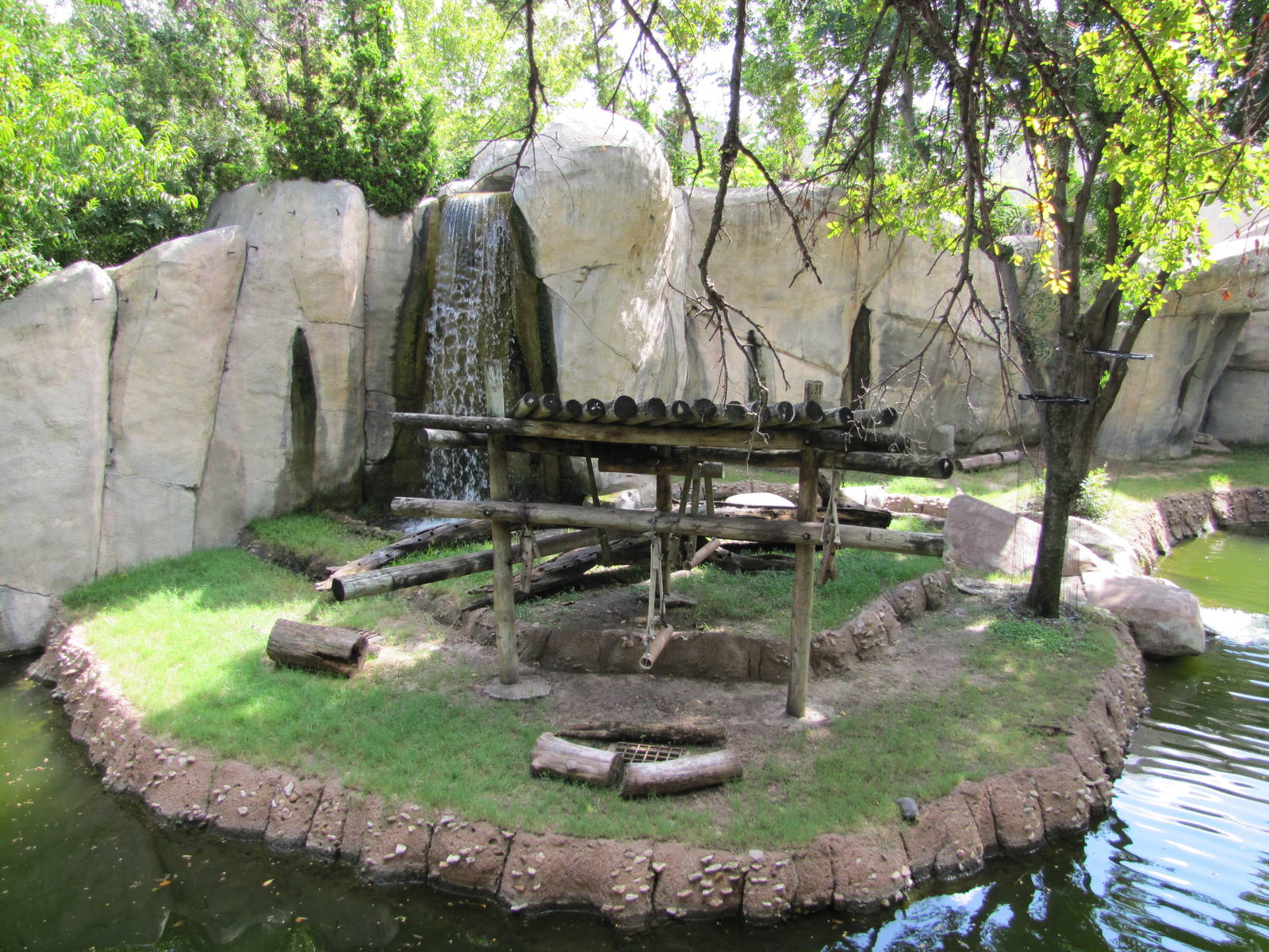 Fort Worth Zoo 2010 - Left part of the Mandrill exhibit in World of Primate