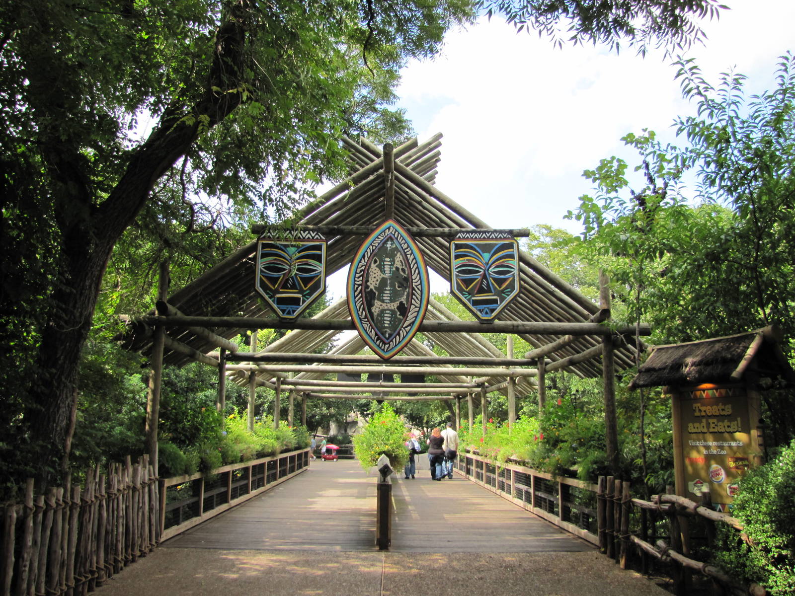 Fort Worth Zoo 2010 - Passage from the entrance to the zoo