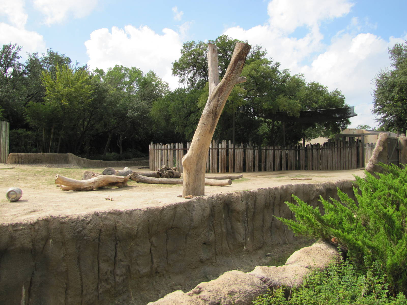 Fort Worth Zoo 2010 - Right side of the Asiatic Elephant exhibit in Asian F
