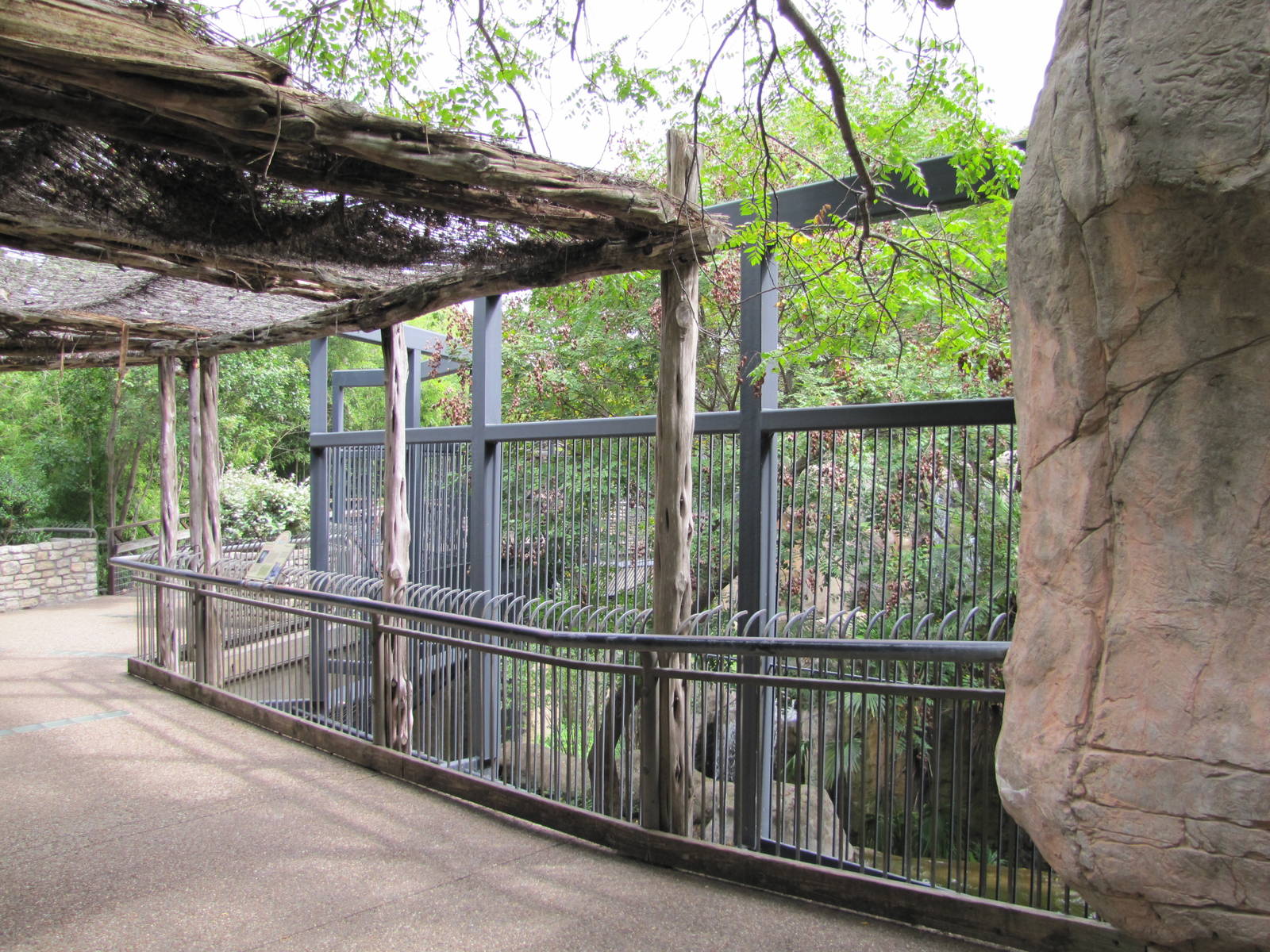 Fort Worth Zoo 2010 - Side of the Tiger exhibit in Asian Falls