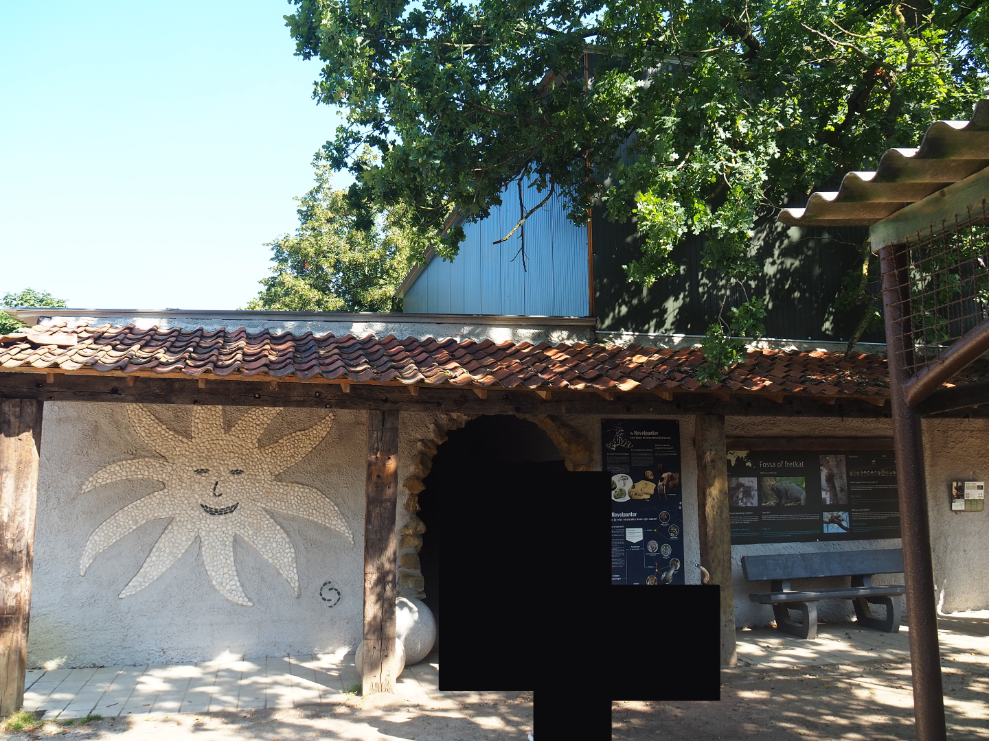 Fossa and red ruffed lemur house, 2019-08-04