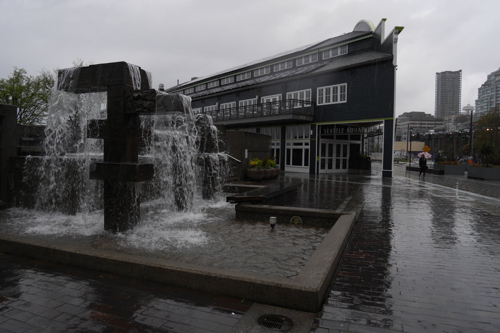 Fountain and Aquarium Facade - My First US Zoo Trip