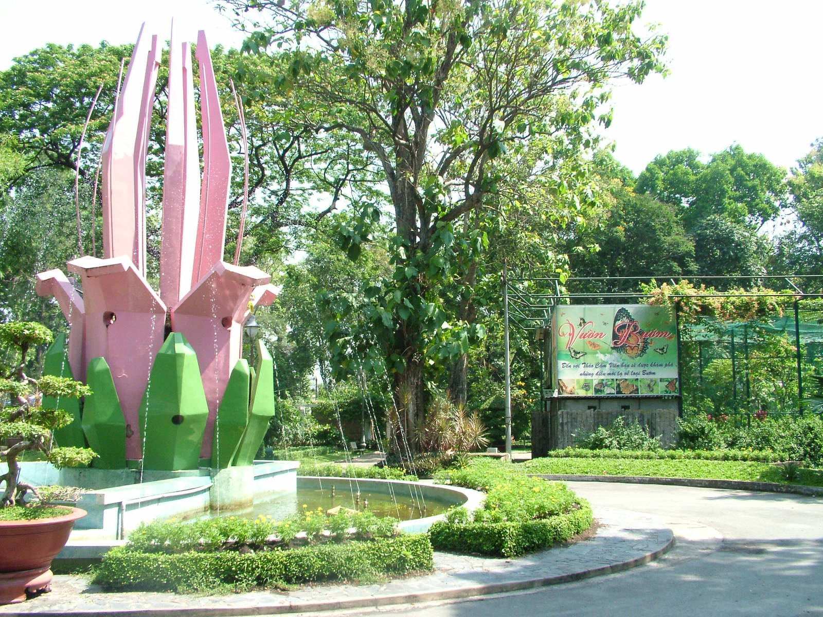 Fountain and Butterfly Garden at Saigon Zoo, 16/03/12