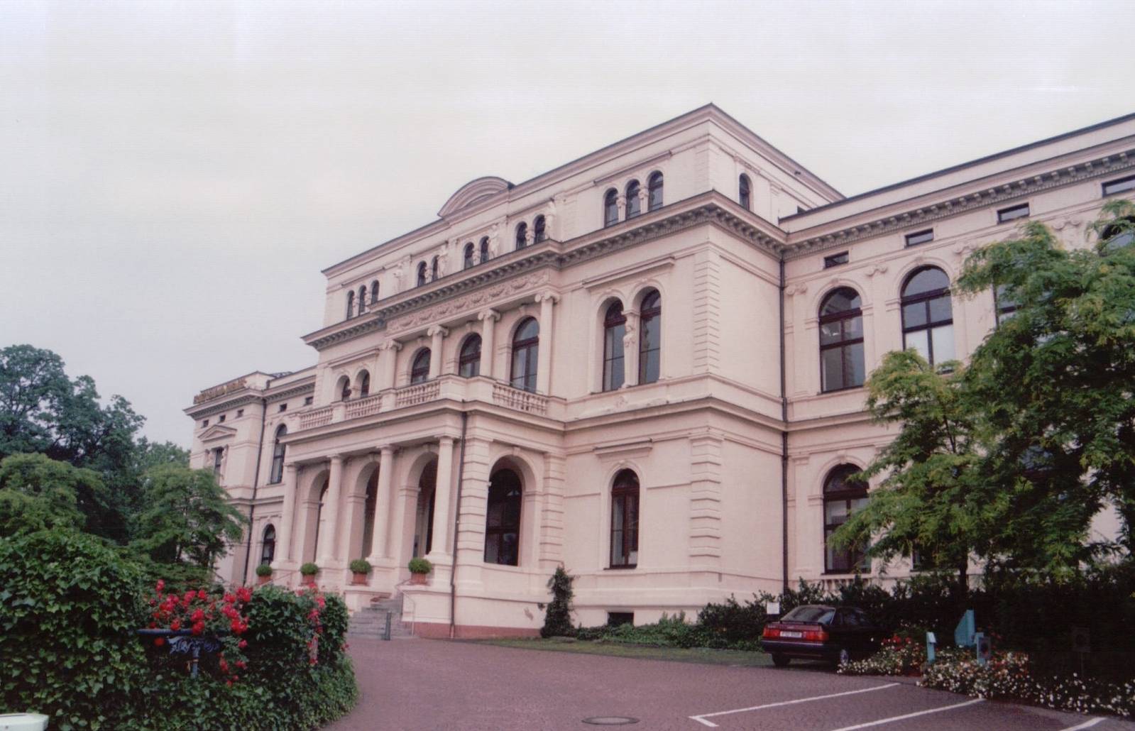 Frankfurt Zoo 1999 - Administration Building