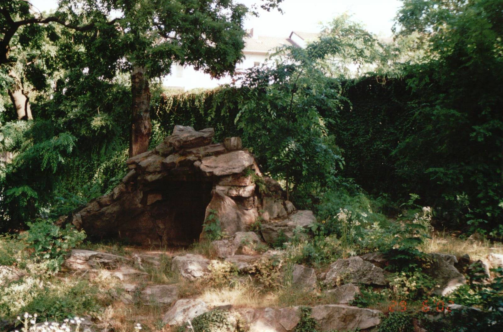 Frankfurt Zoo 2002 - Cave in the Asiatic Lion exhibit