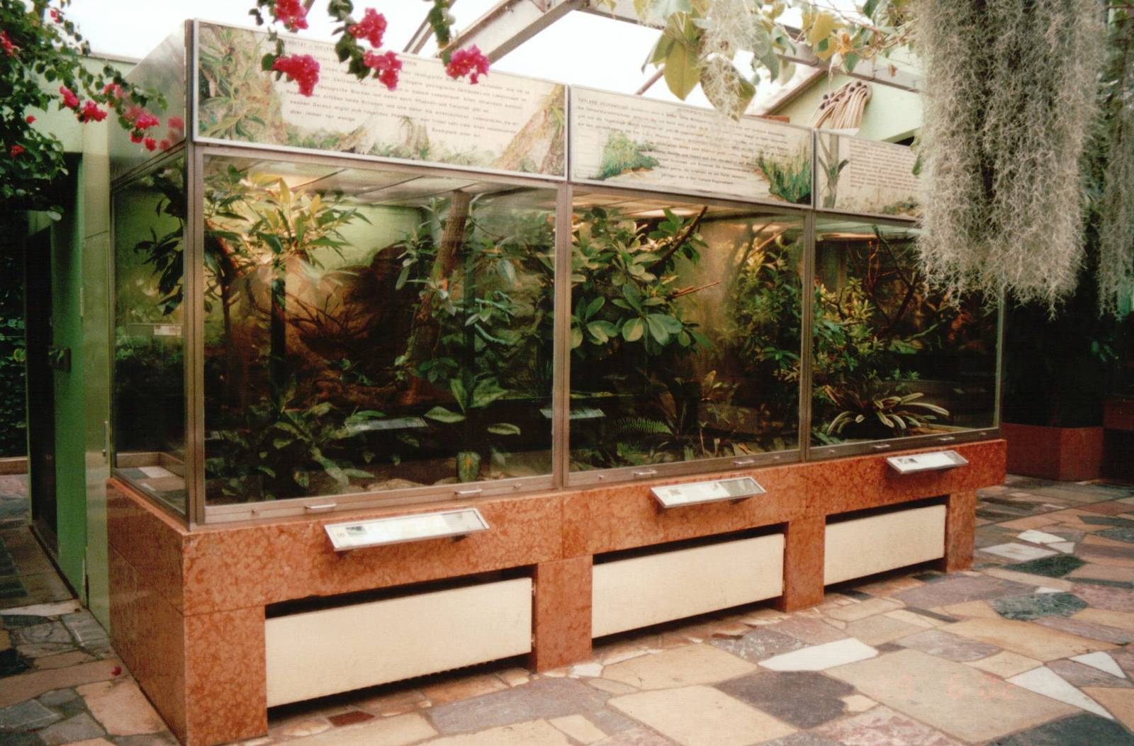 Frankfurt Zoo 2002 - General view inside the Exotarium