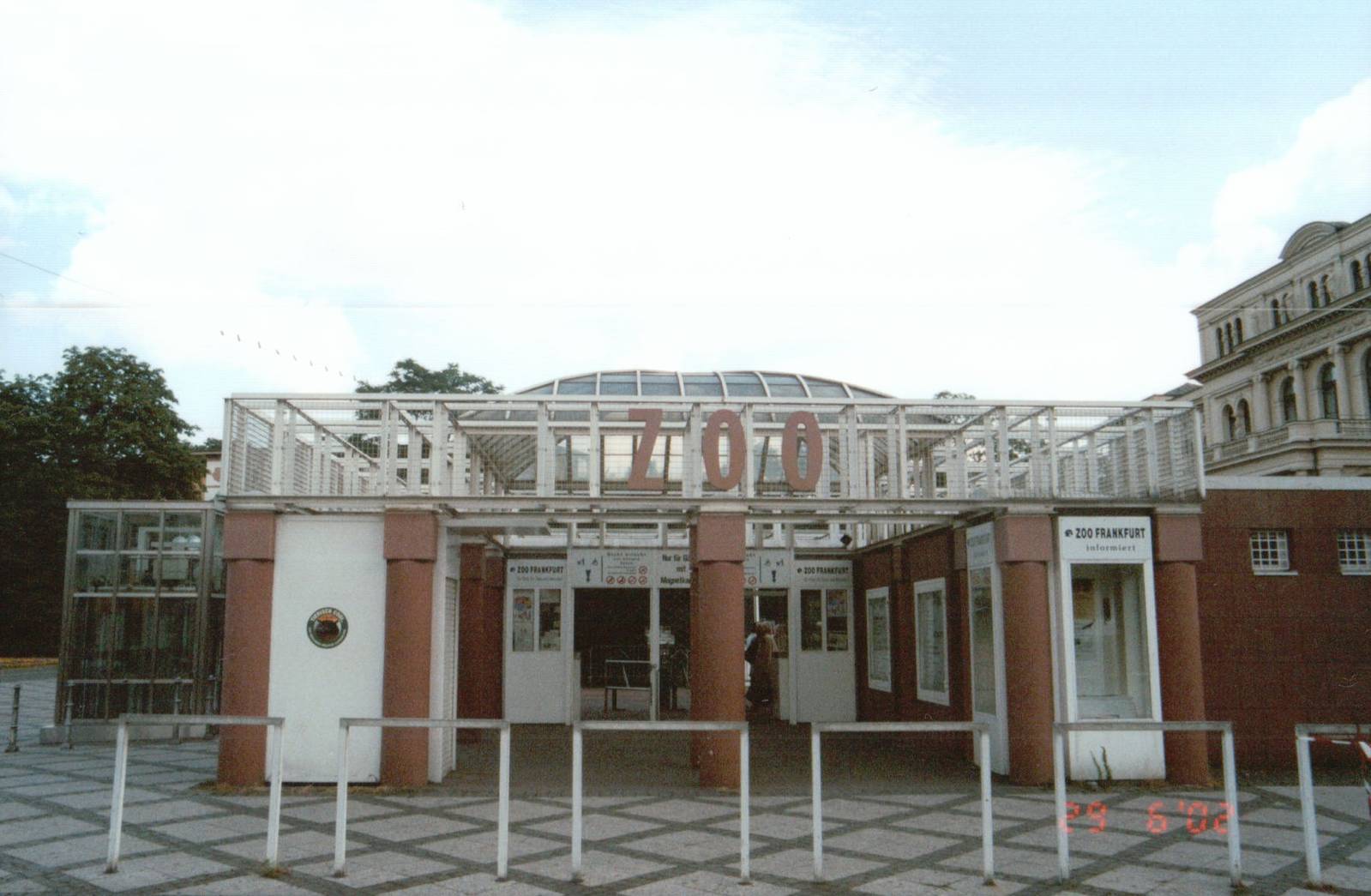 Frankfurt Zoo 2002 - Main gate