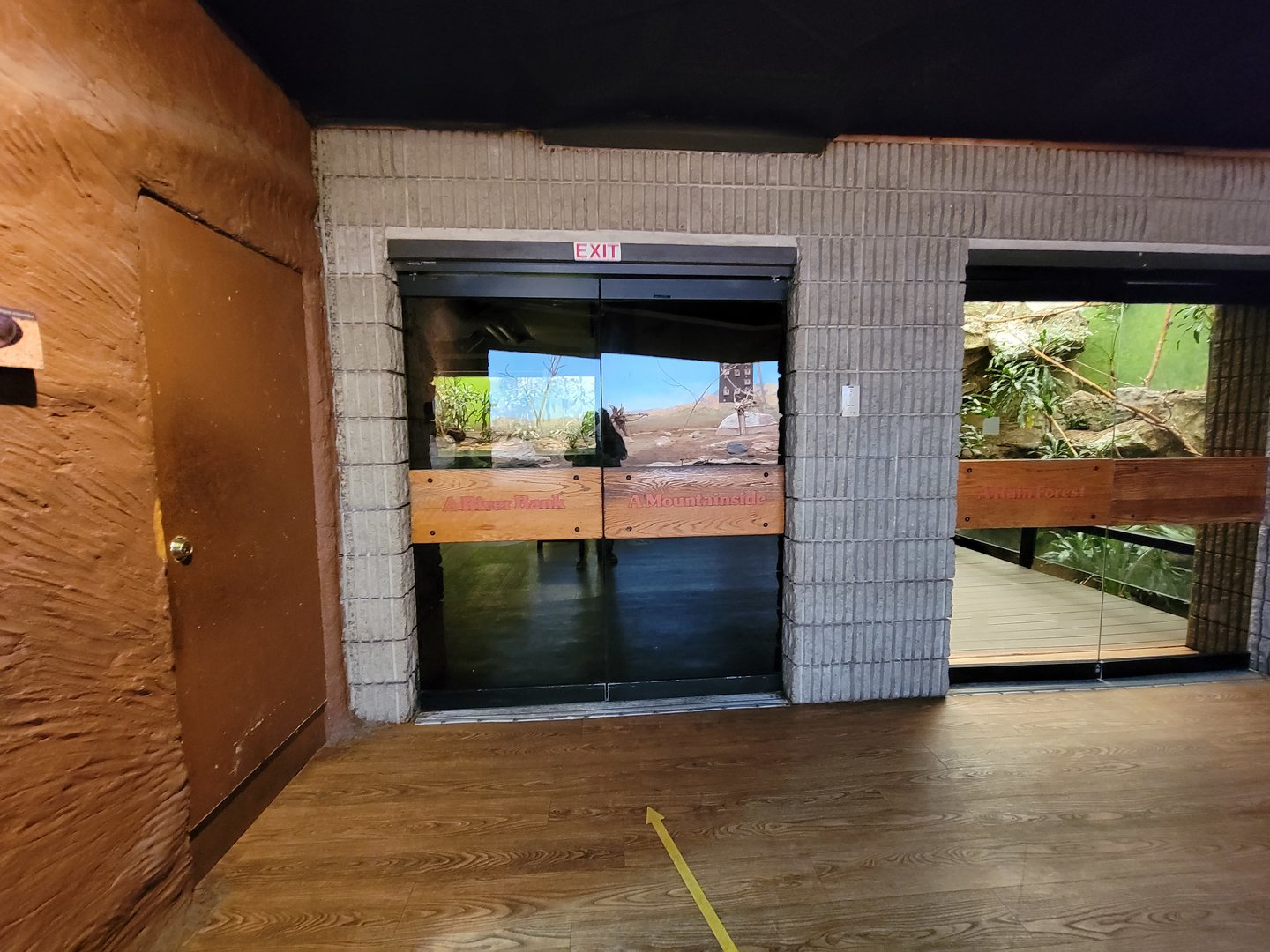 Franklin Park 7/22 - Bird's World doors between exhibits