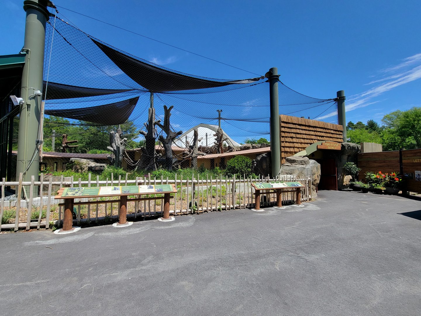 Franklin Park 7/22 - Gorilla Grove outdoors, one end of the hall/tunnel between yards