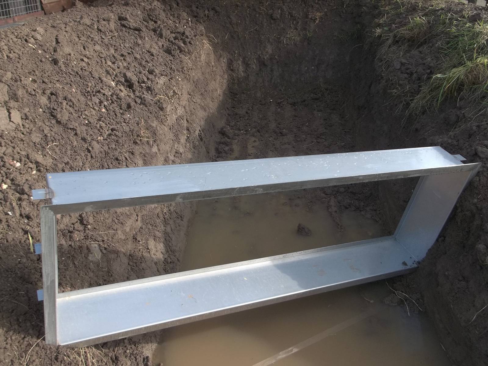 Further work on new pond (to have underwater viewing), 16th October 2014