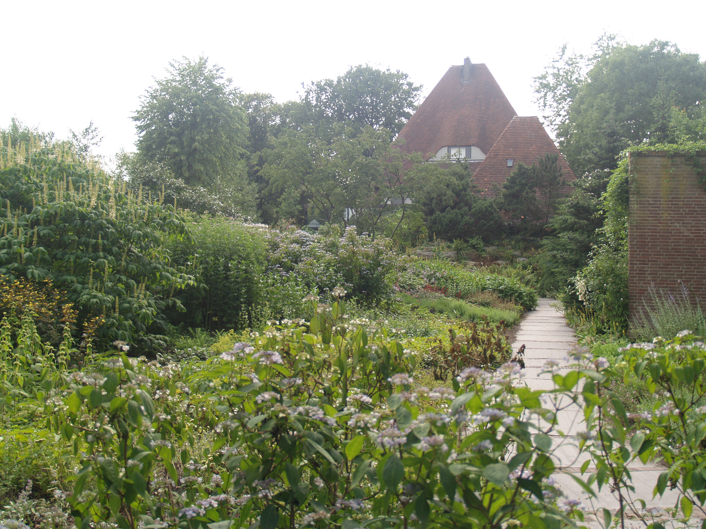 Garden area and Villa Lindenhof, 2006-07-08