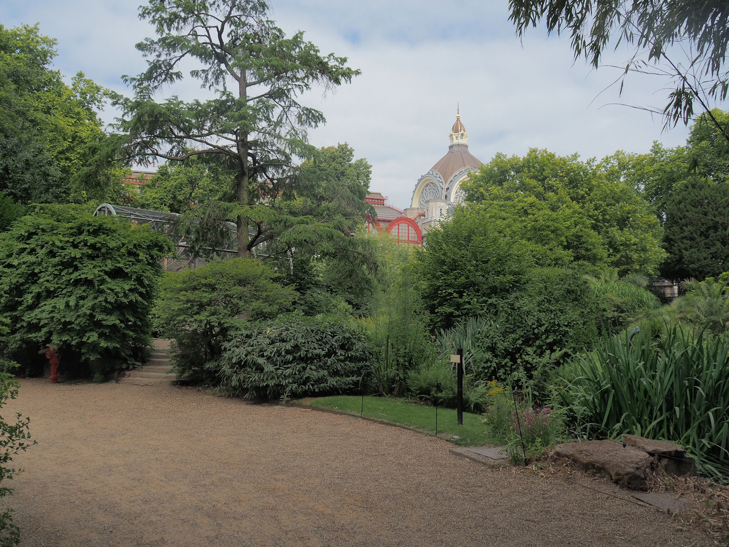 Gardens and park view towards Parrot/trumpeter aviary and Antwerp Central Station, 2022-07-10