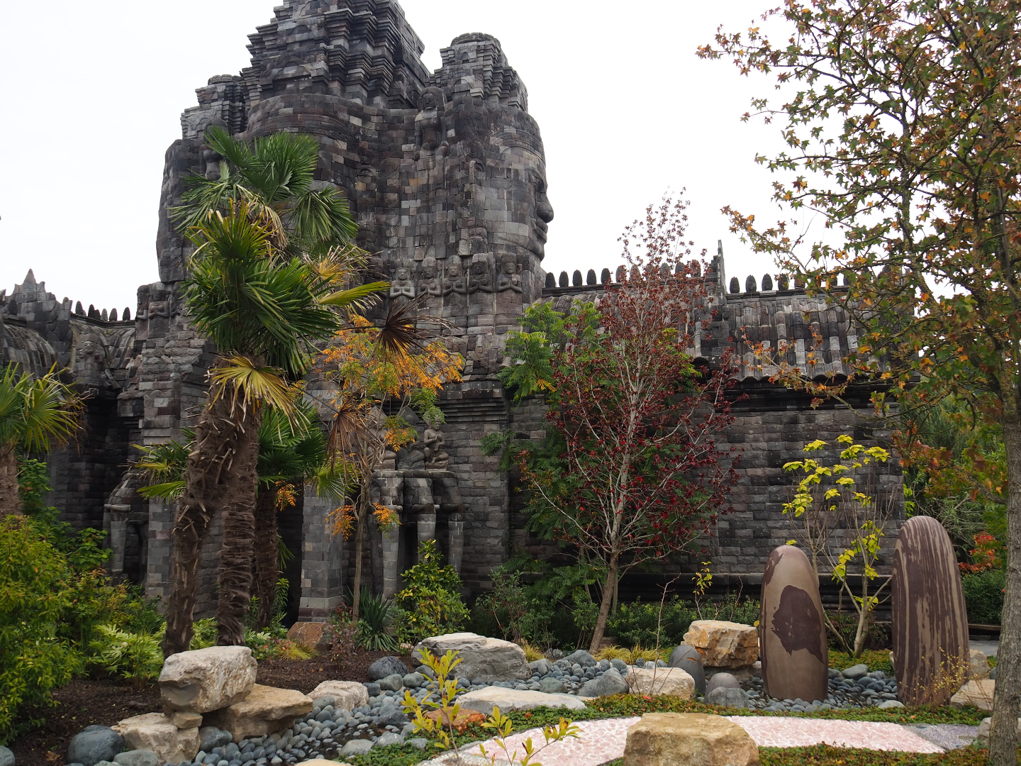 Gardens and white tiger temple, 2019-10-04