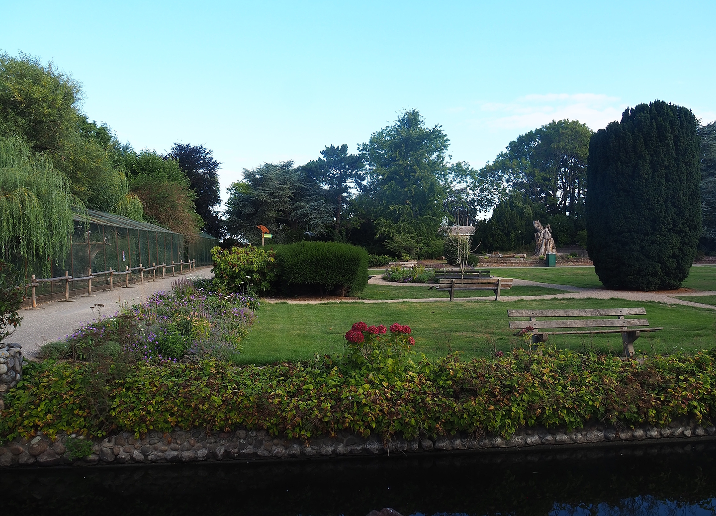 Gardens between vulture and waterfowl aviaries and Nocturnal bird safari and tropical hall, 2022-08-28
