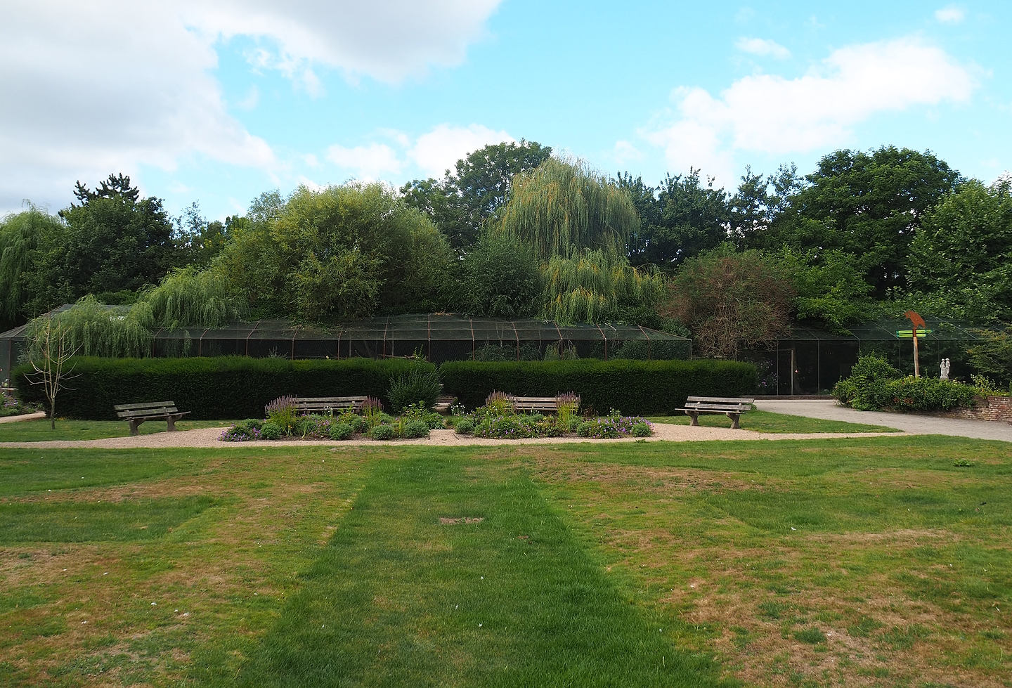 Gardens between vulture and waterfowl aviaries and Nocturnal bird safari and tropical hall, 2022-08-28