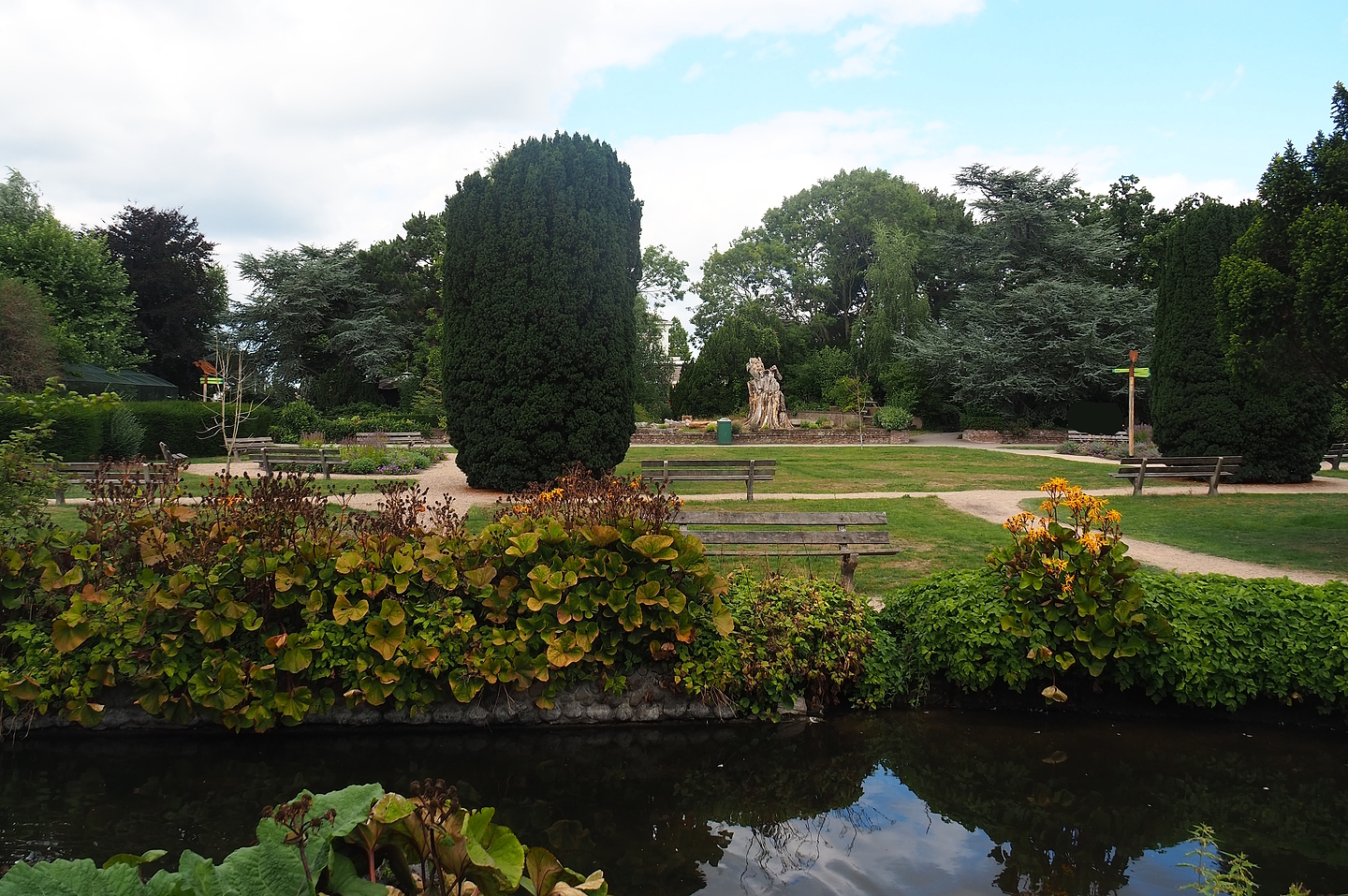 Gardens between vulture and waterfowl aviaries and Nocturnal bird safari and tropical hall, 2022-08-28