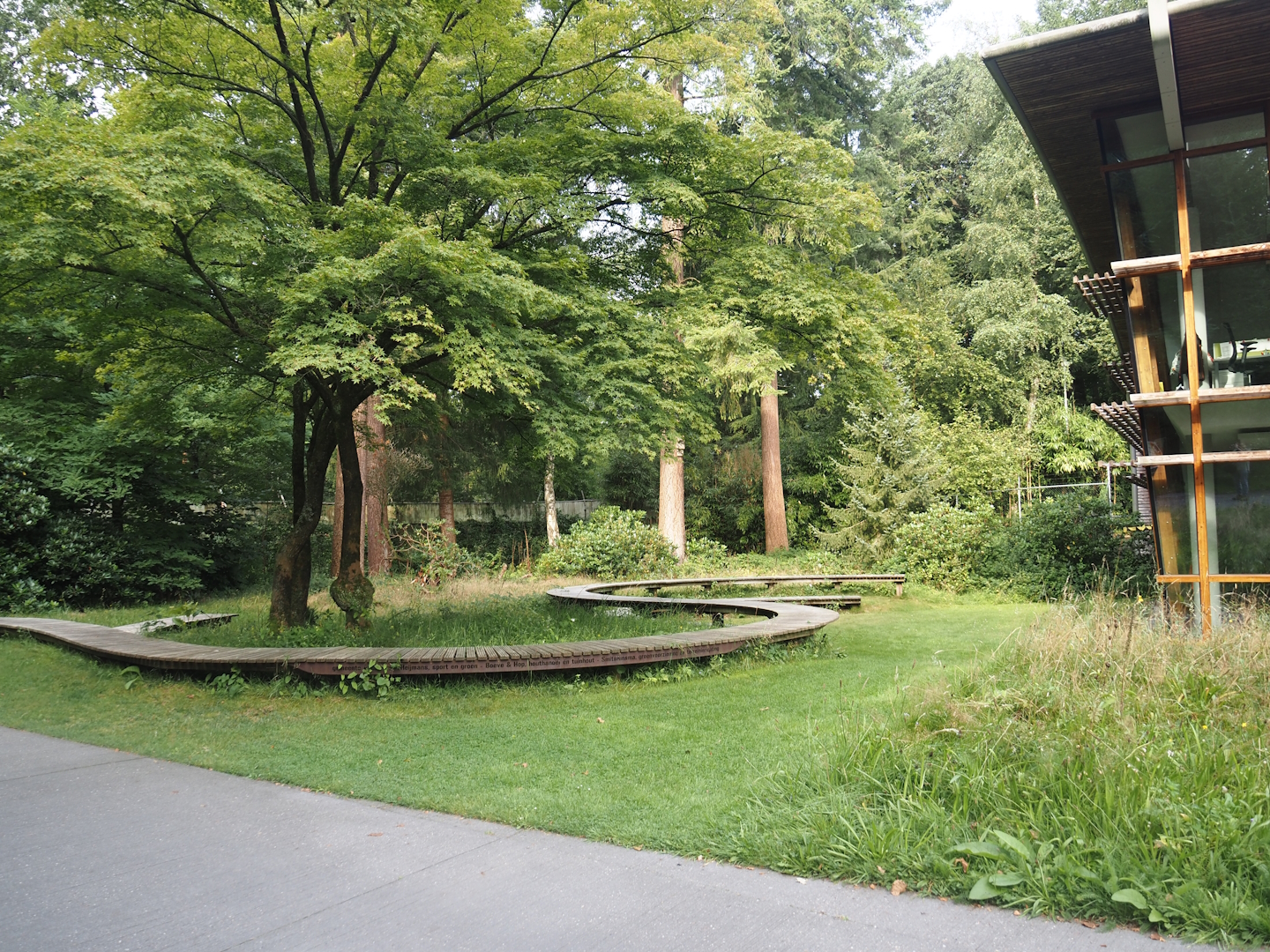 Gardens with winding bench, 2024-08-18