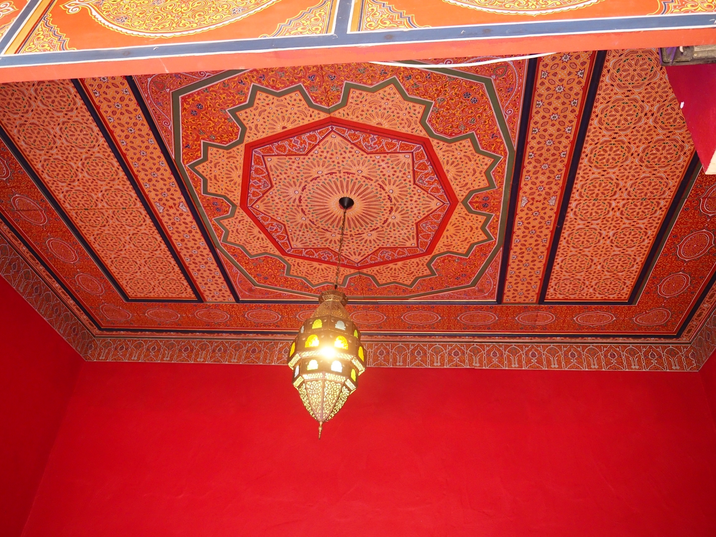 Gaudy ceiling decoration Spanish restaurant interior (Aug 28th, 2018)