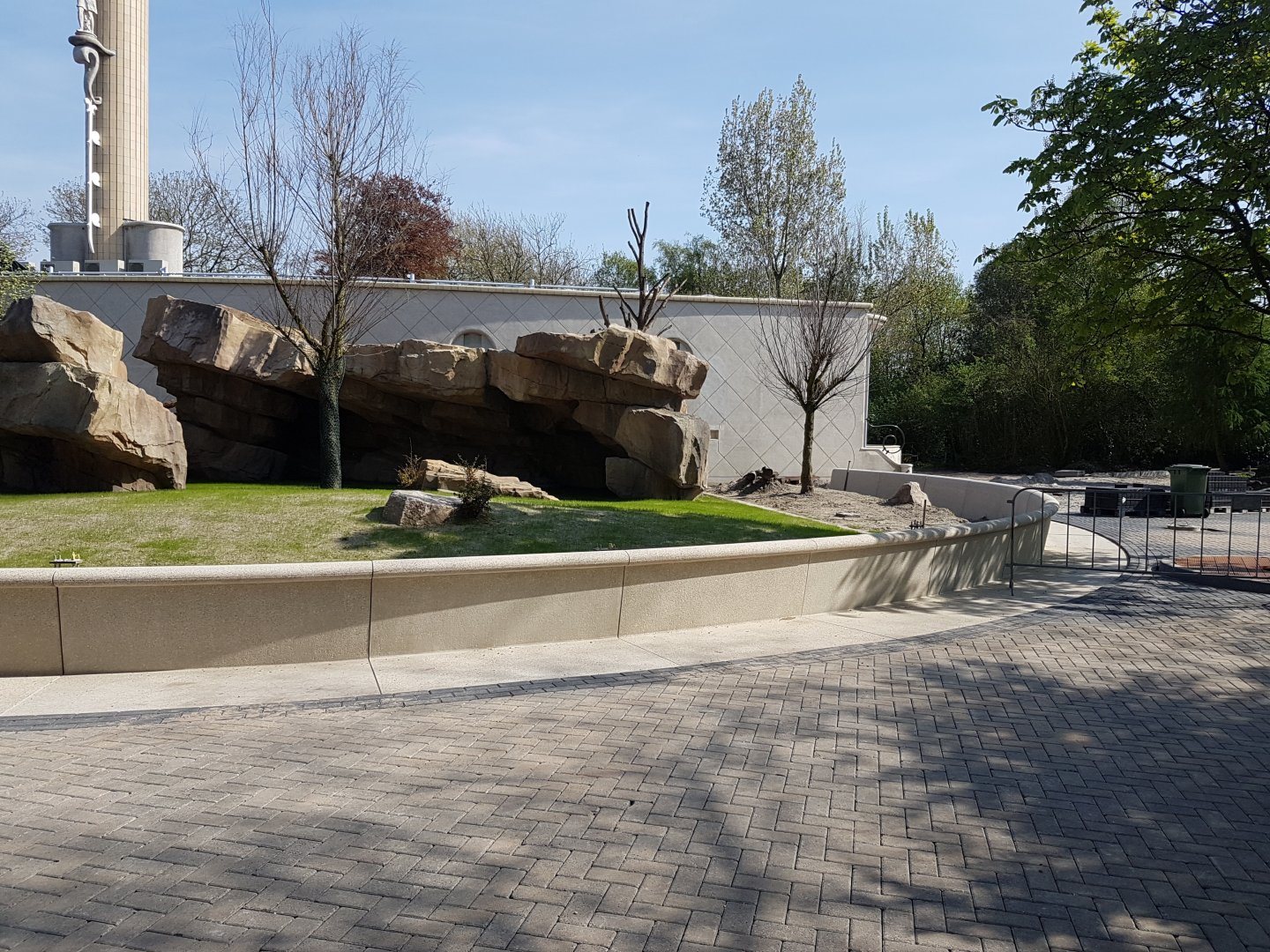 Gelada-enclosure still not in use