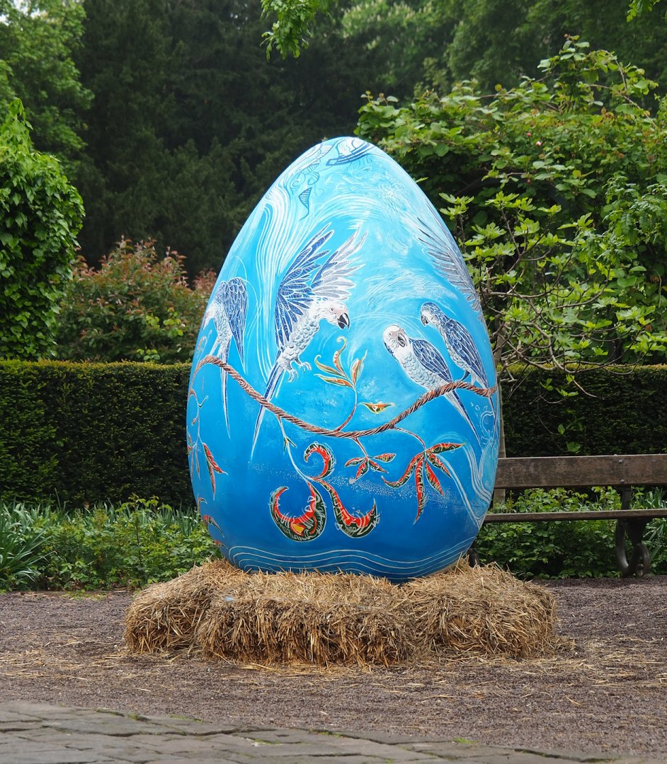 Giant easter egg with Spix's macaw paintings, 2023-05-15