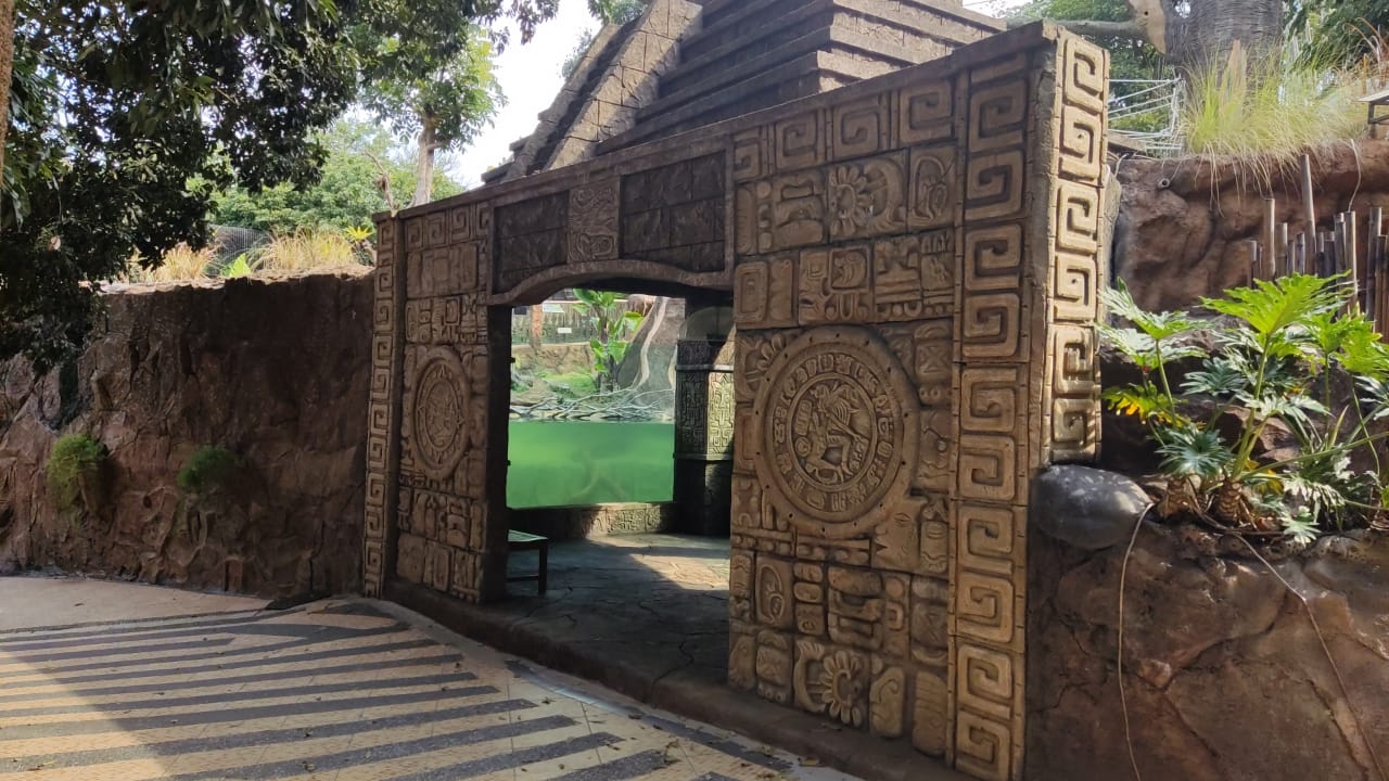 Giant Otter underwater viewing area