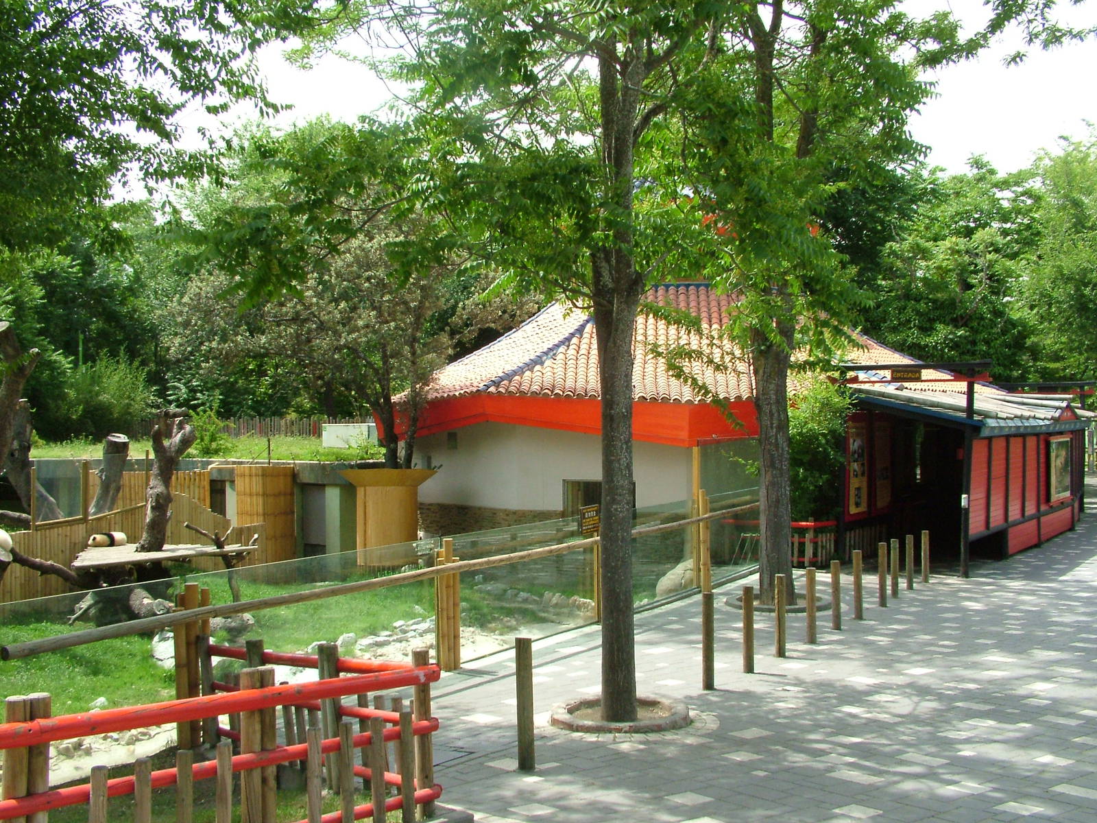 Giant Panda House at Madrid Zoo Aquarium, 26/05/11