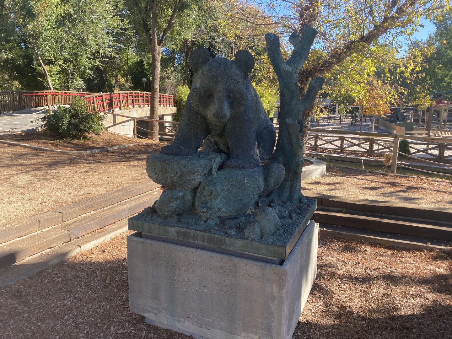 Giant panda statue 2