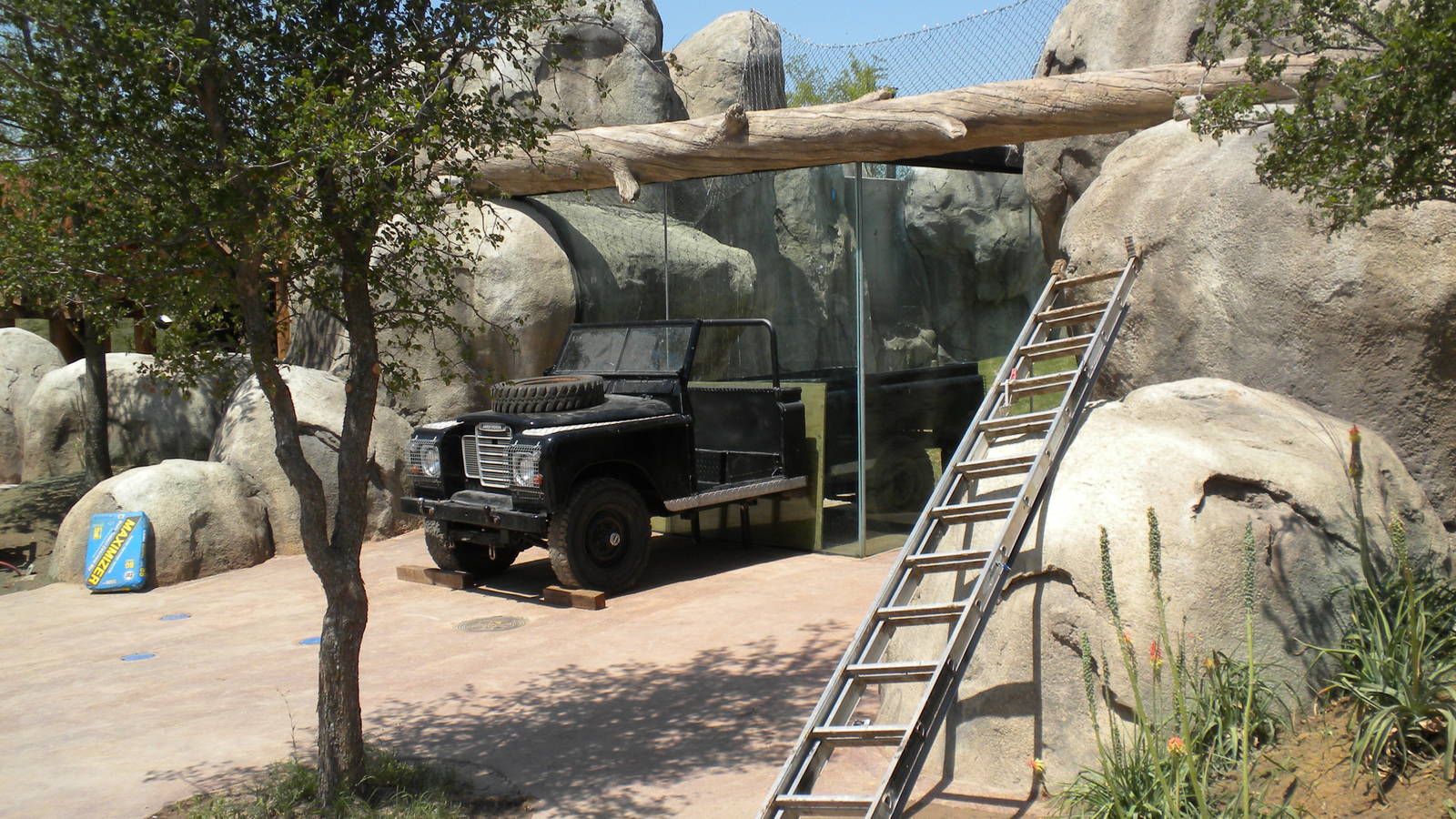 Giants of the Savanna - the Cheetah's new Land Rover