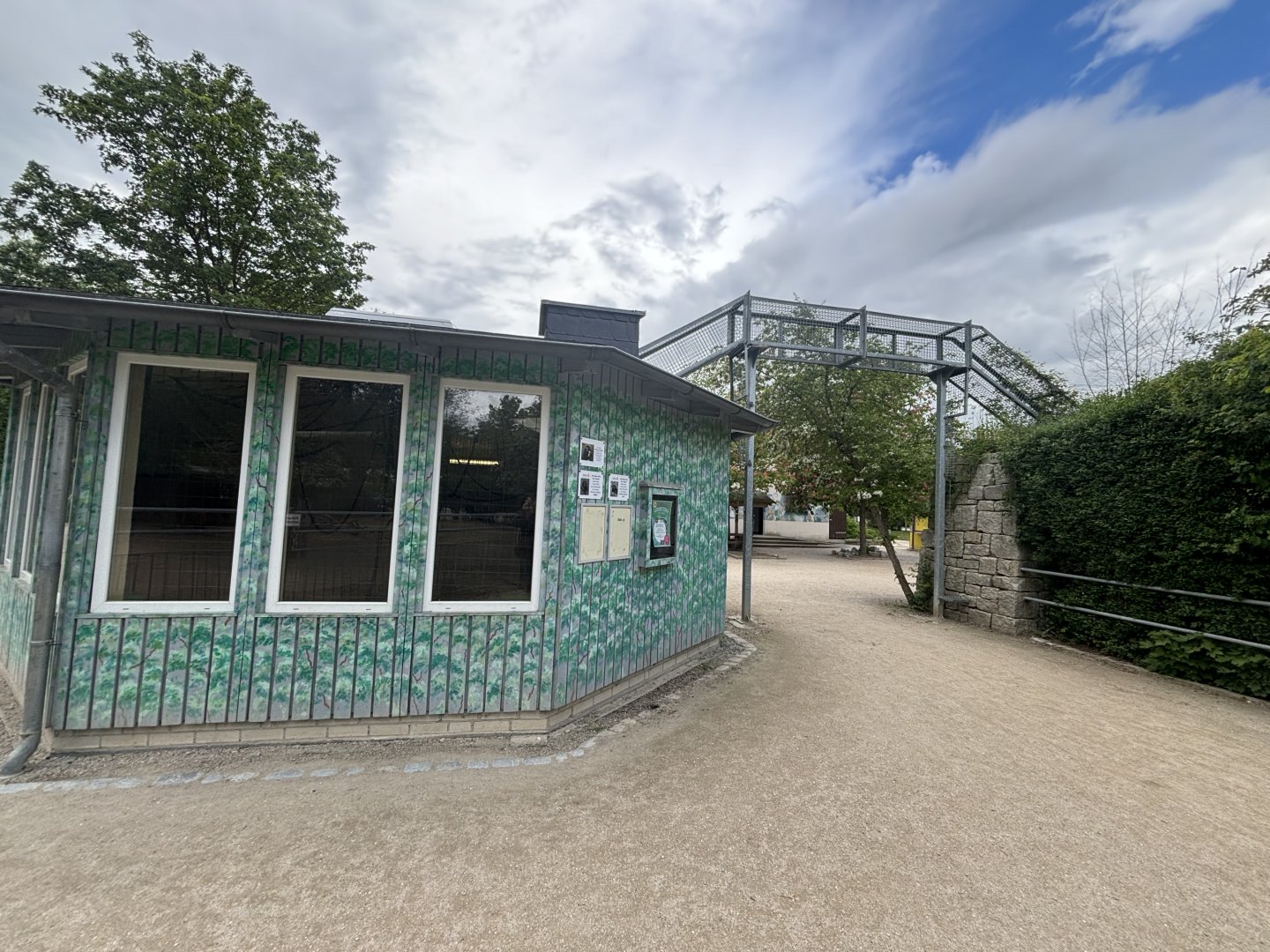 Gibbon Indoor Enclosure and Transfer Chute at Zoologischer Garten Hof