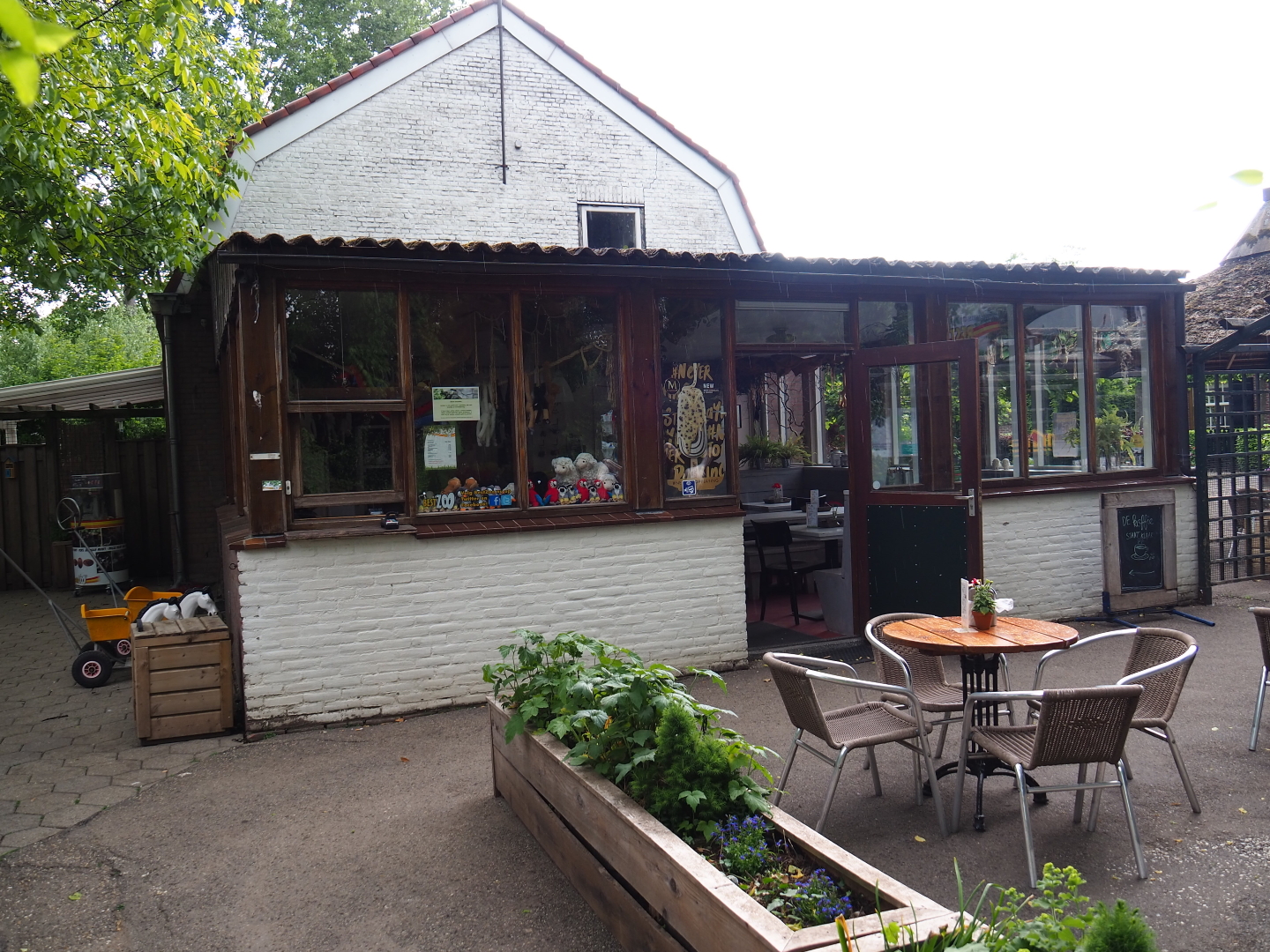 Gift shop and ticket office building, 2019-05-25