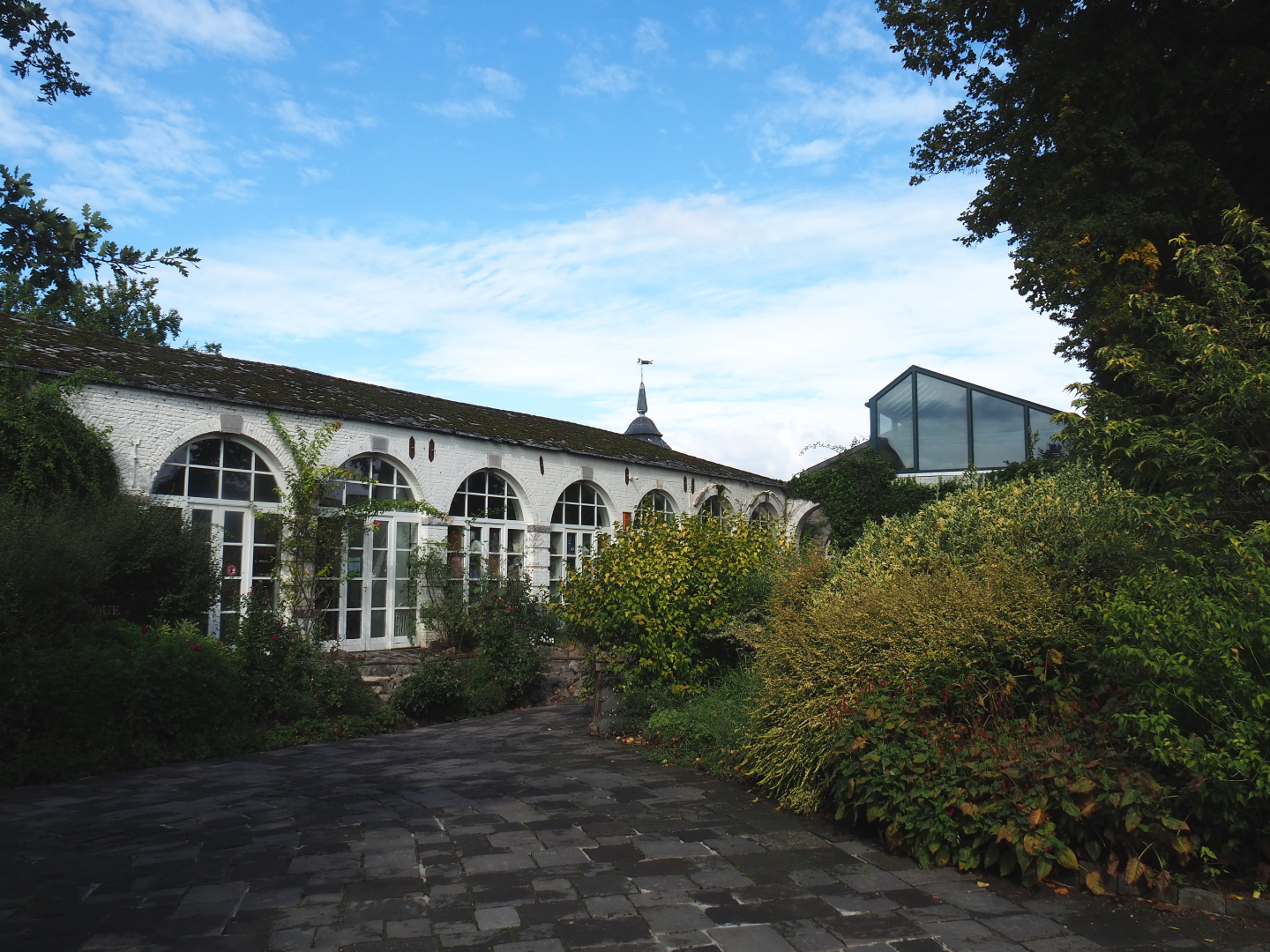 Gift shop building, Gardens, Walkway and Building with Lear's and Spix's macaw aviaries, 2022-09-15