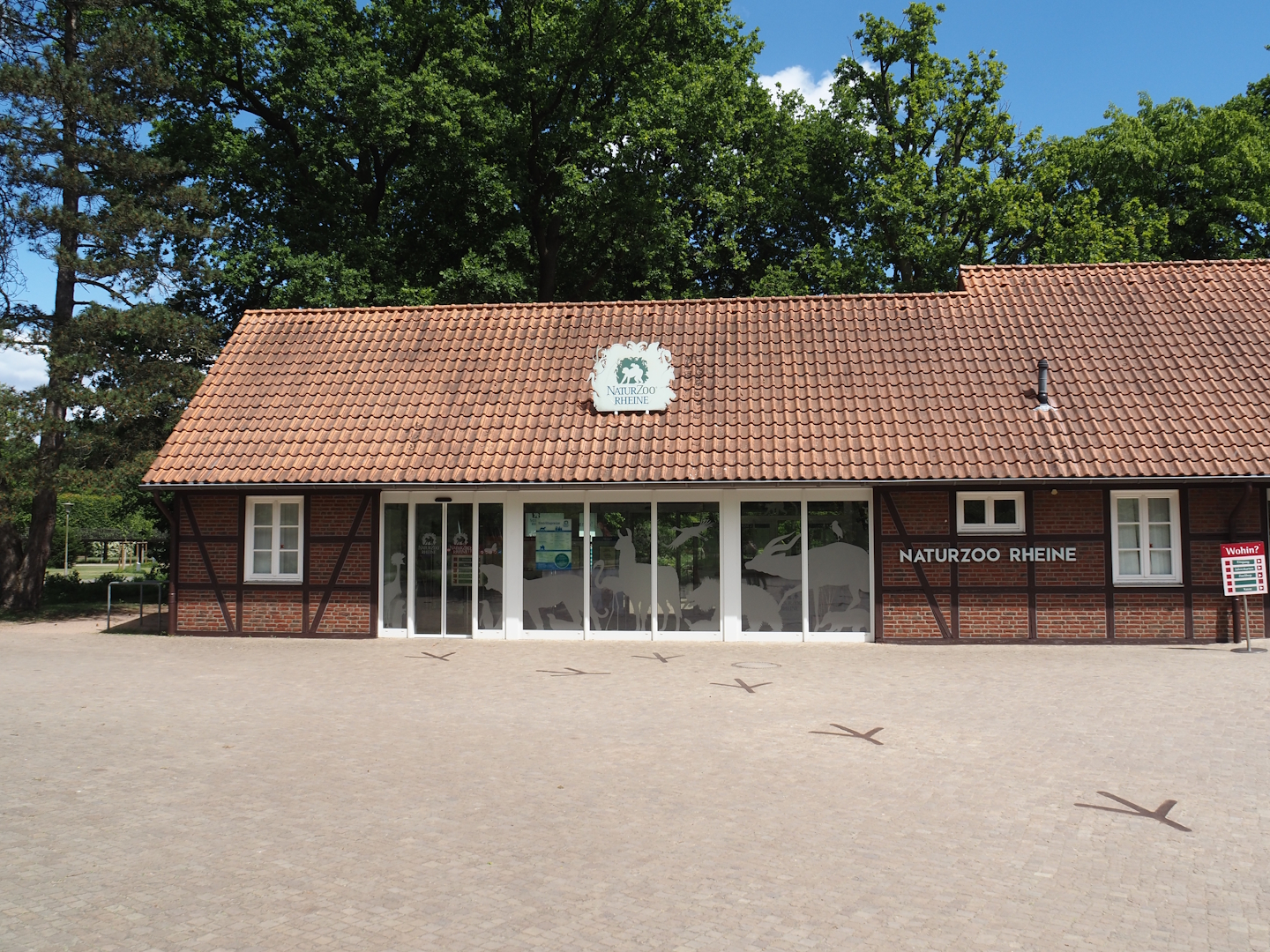 Gift shop seen from outside the zoo, 2025-05-22