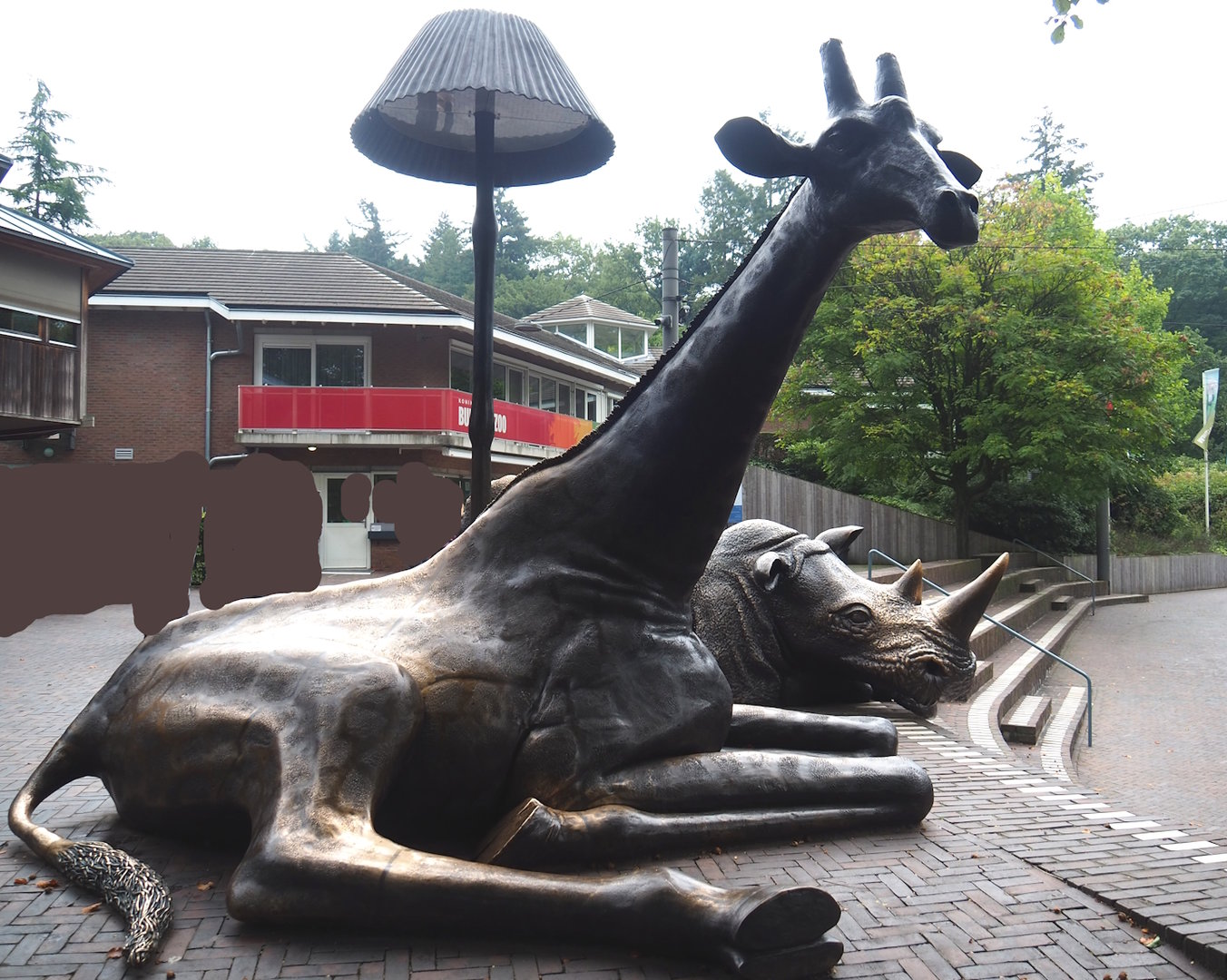 Giraffe and rhinoceros statues at the entrance, 2023-10-07