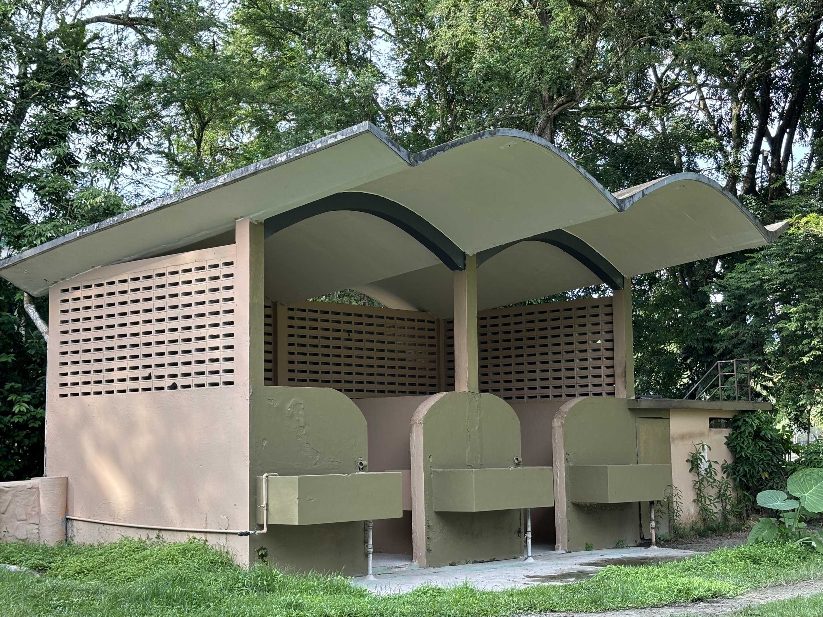 Giraffe Barn - open structure