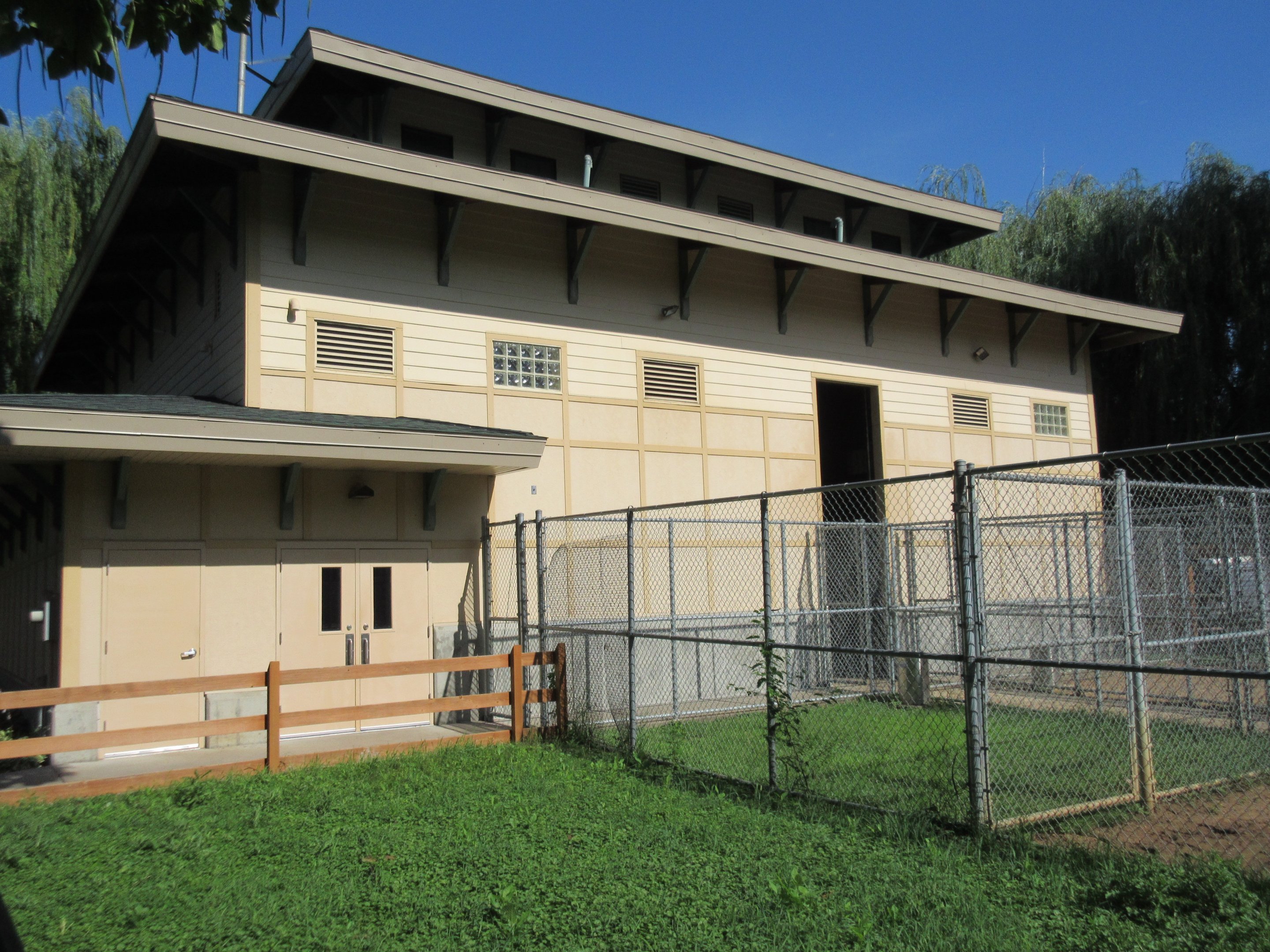 Giraffe Barn (with 5 species inside)