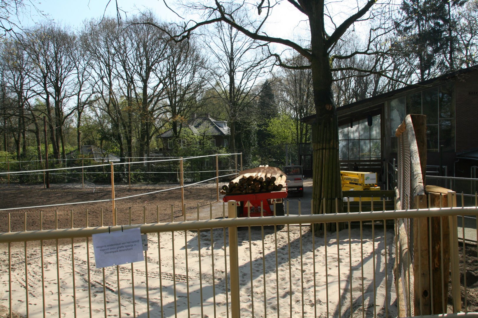 Giraffe enclosure make over