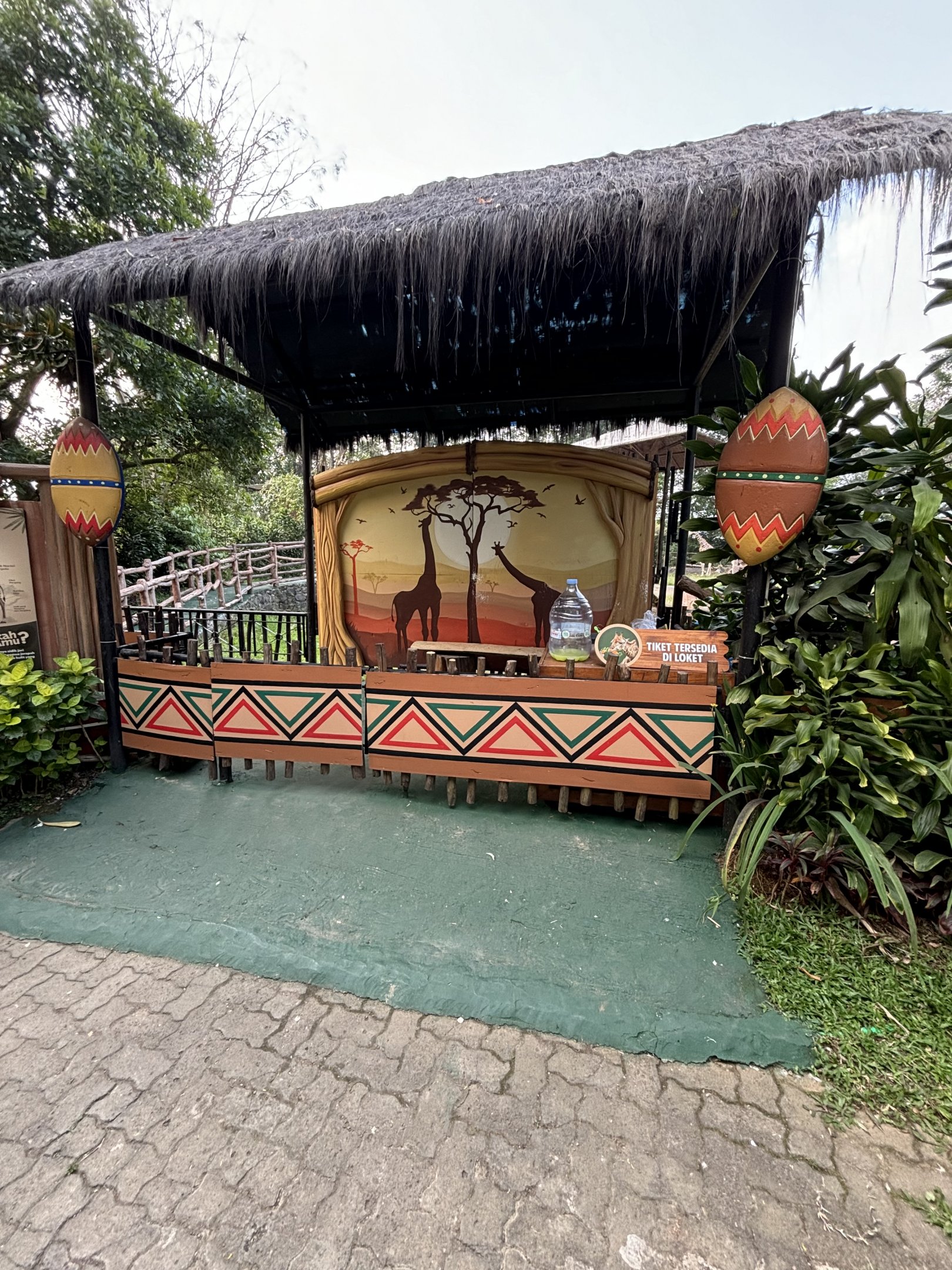 Giraffe Feeding Station - Royal Safari Garden Resort