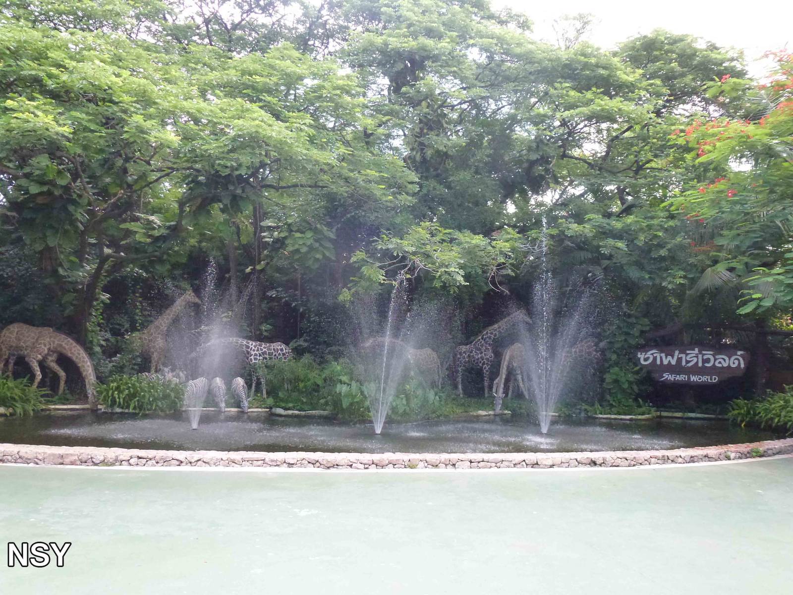 Giraffe fountain at entrance, June 2013.