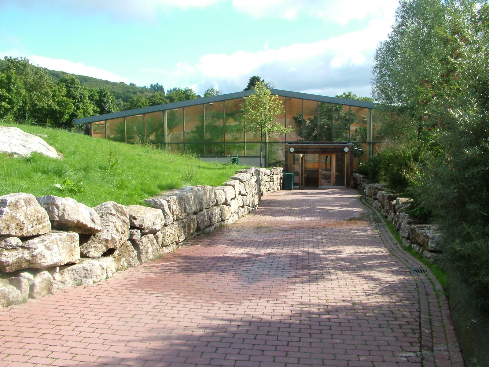 Giraffe House Approach at Opel-Zoo Kronberg, 30/08/10