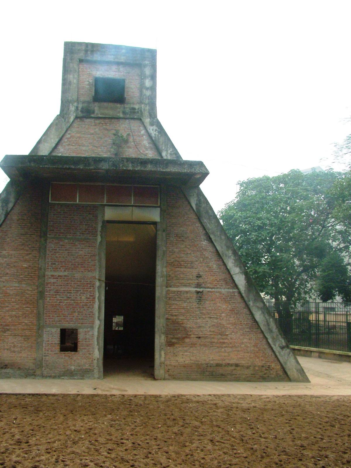 'Giraffe House' at Hanoi Zoo, 15/03/12